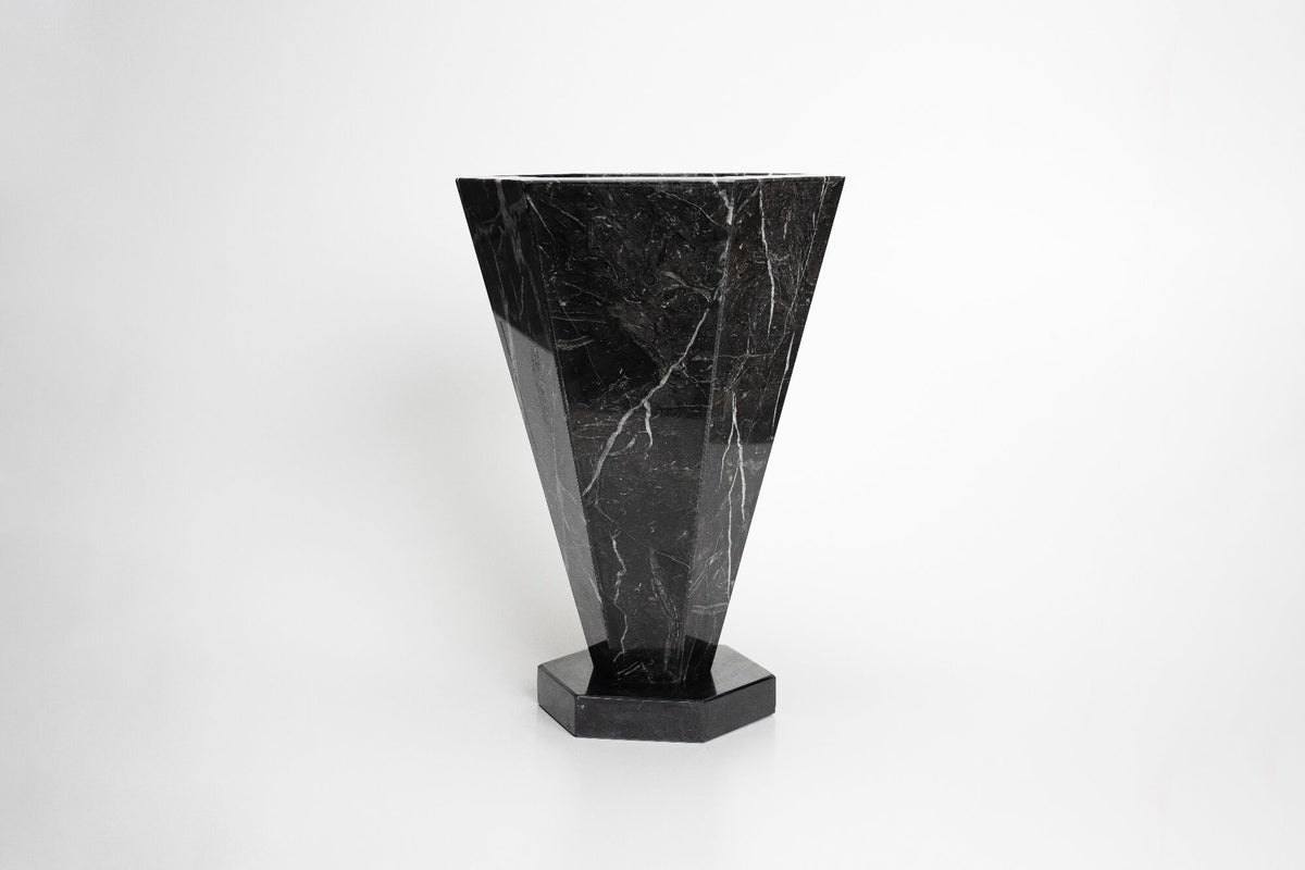 Vase 01 XL — front view of black marble design
