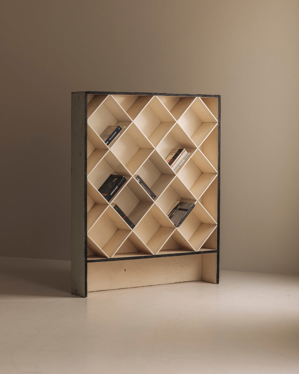 Geometric open bookcase, France 1950s. — detail view