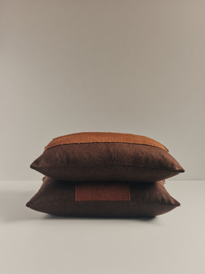 Handwoven brown cushion in wool & cotton — detail view