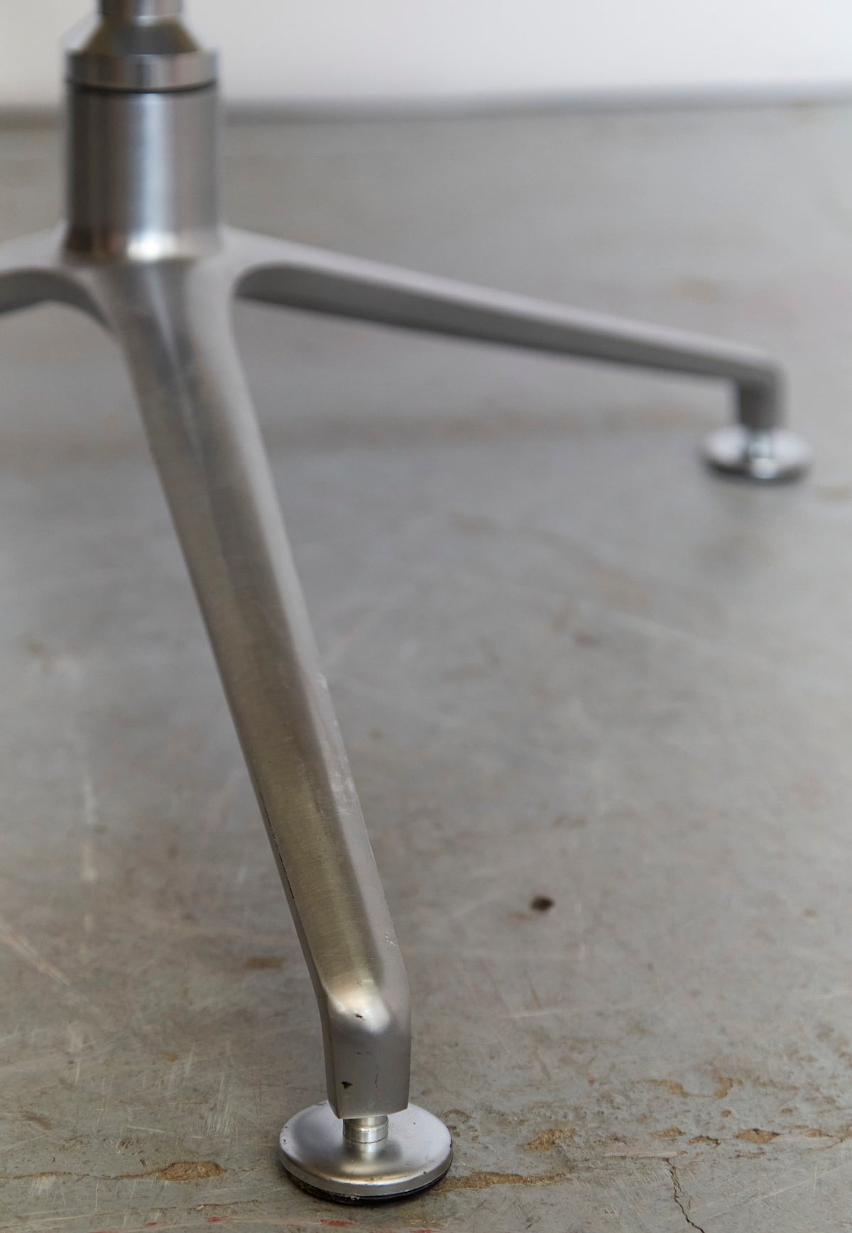 Polished aluminum armrest detail of Tulip swivel chair