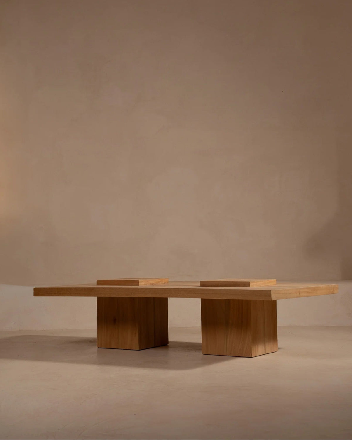 Mesa Baixa Cendra coffee table with checkered wood top and cubic bases