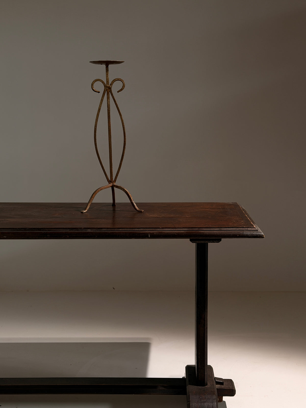 Large standing candlestick in gilt patinated metal, France, 1950.  — lifestyle setting