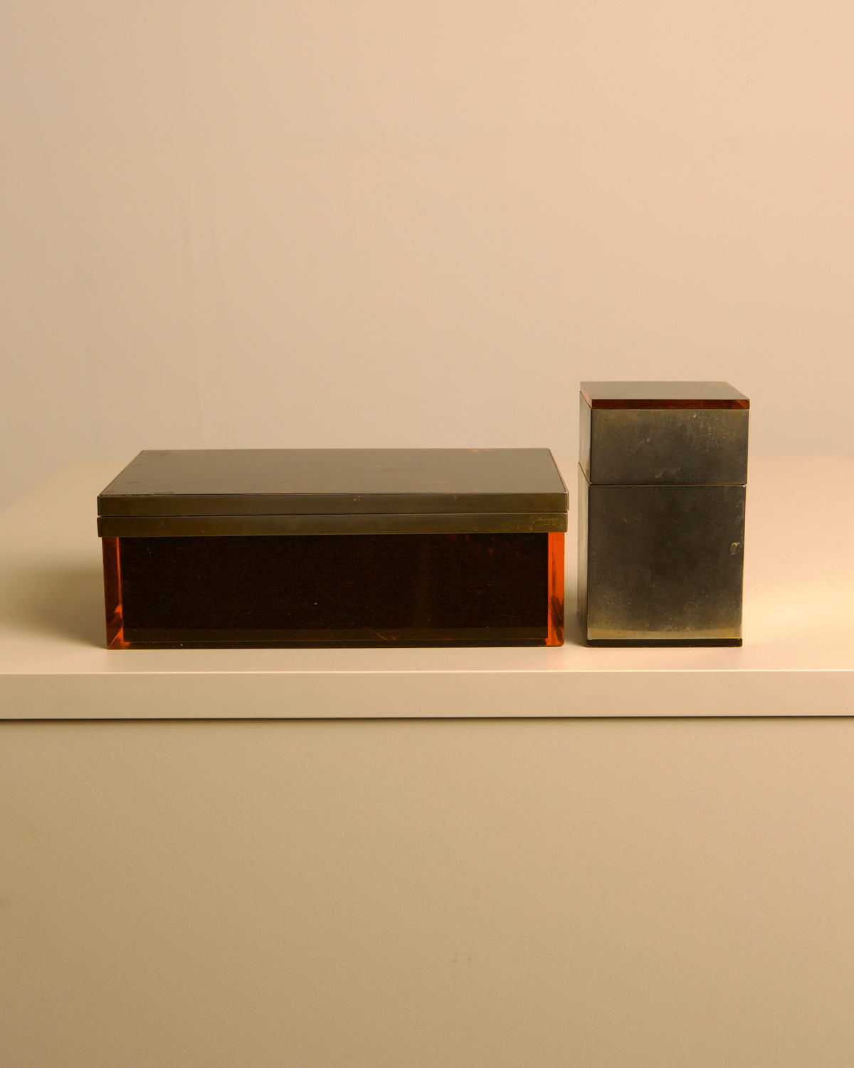 Italian Hollywood Regency box in faux tortoiseshell lacquer and brass with matching lighte — side angle