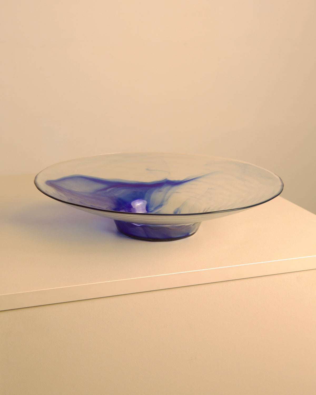 Large 80s Italian circular dish in transparent and blue wavy glass — close-up