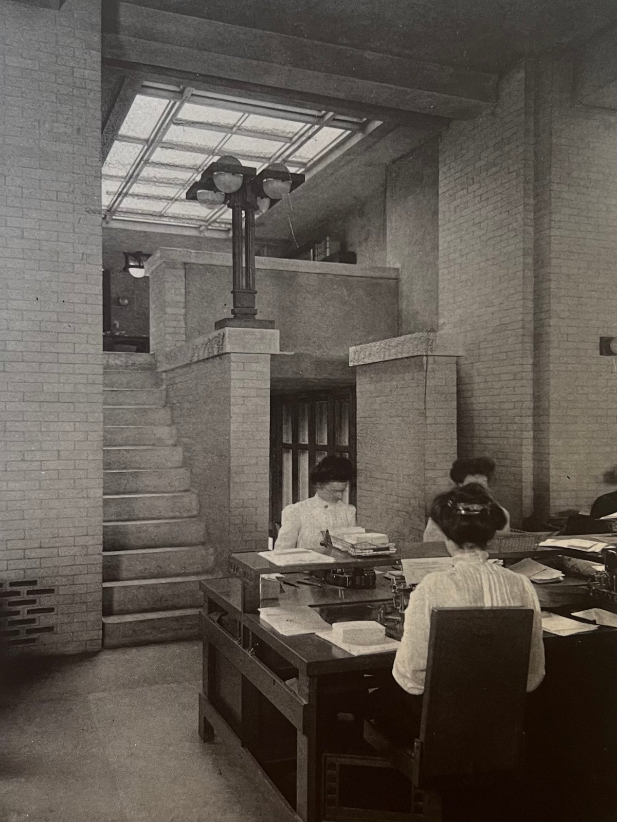 Frank Lloyd Wright - Architecture Book — side angle