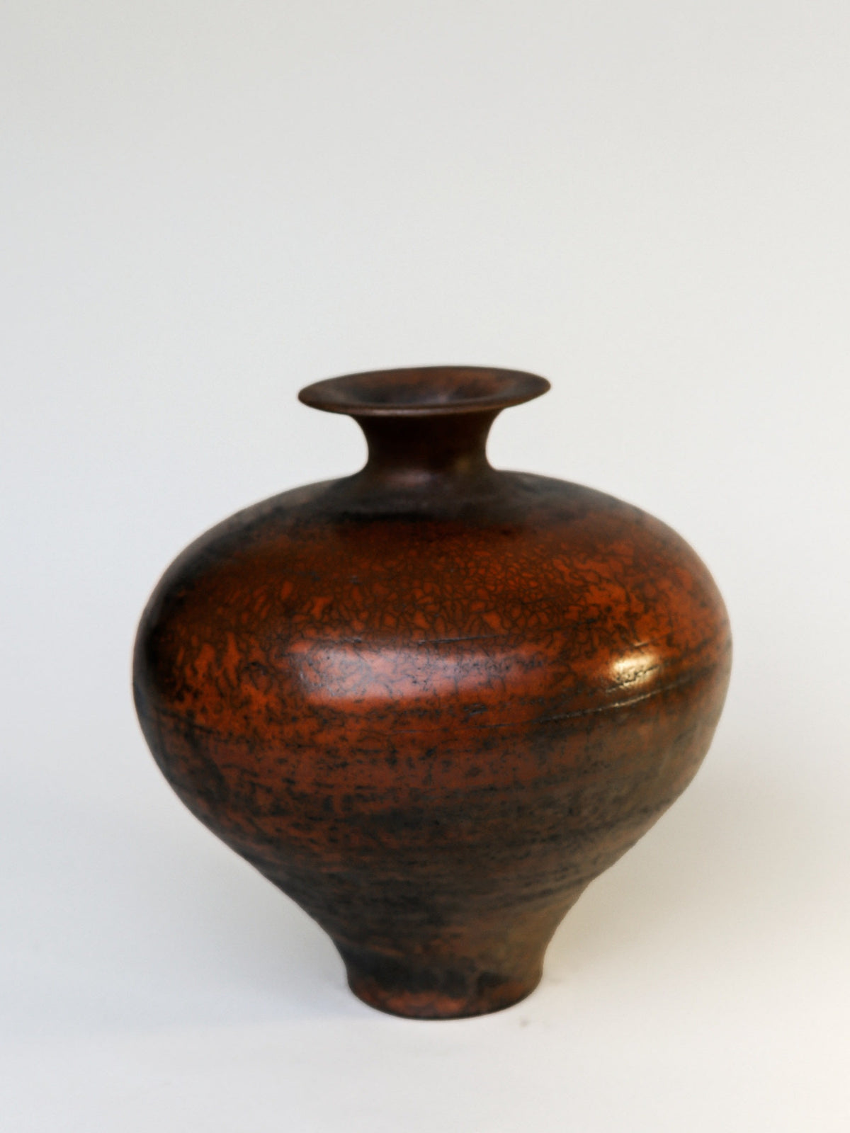Ven Vase – Terra sigillata, smoke-fired raku — close-up