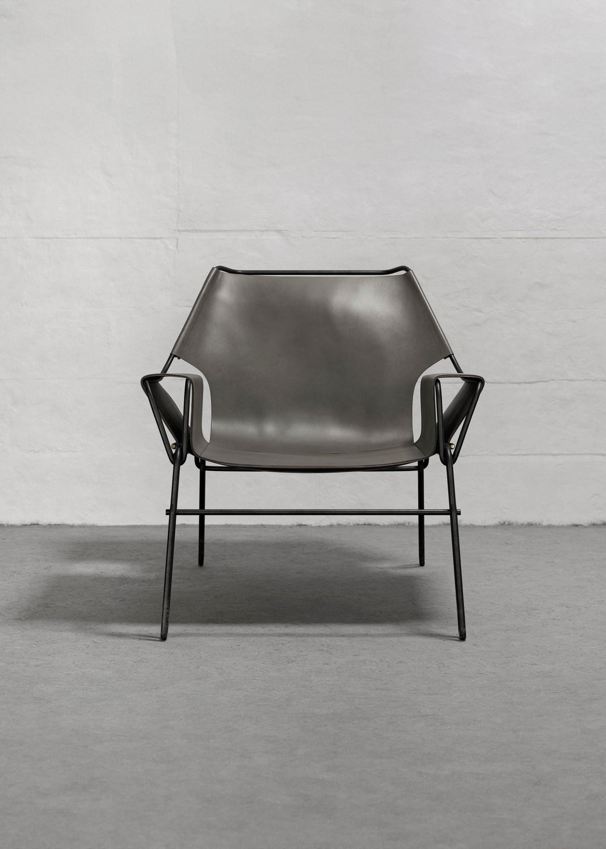 PERFIDIA_02 Olivo Thick Leather Sling Lounge Chair — lifestyle setting
