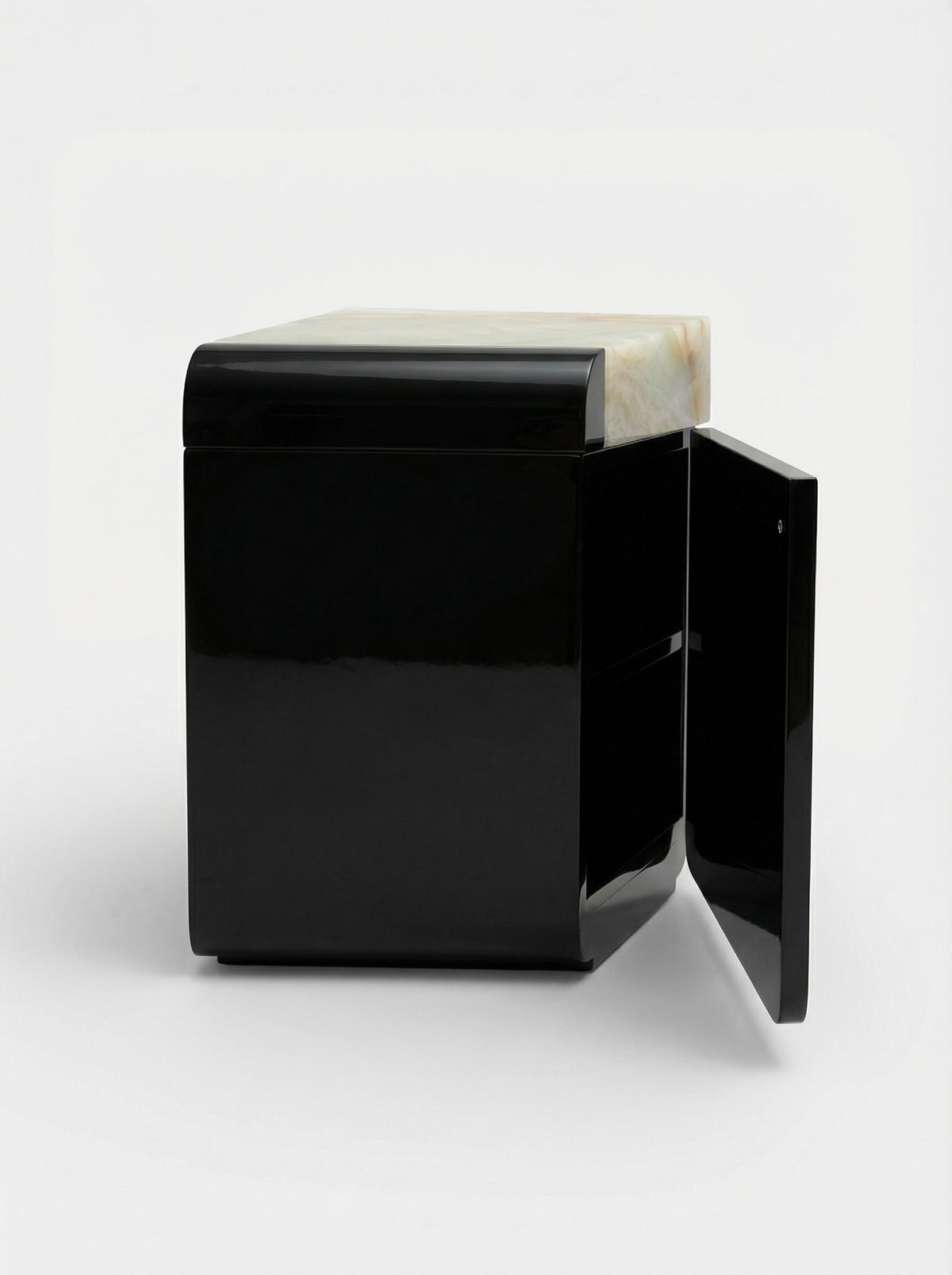 Amo Black Lacquered and Green Onyx — detail view