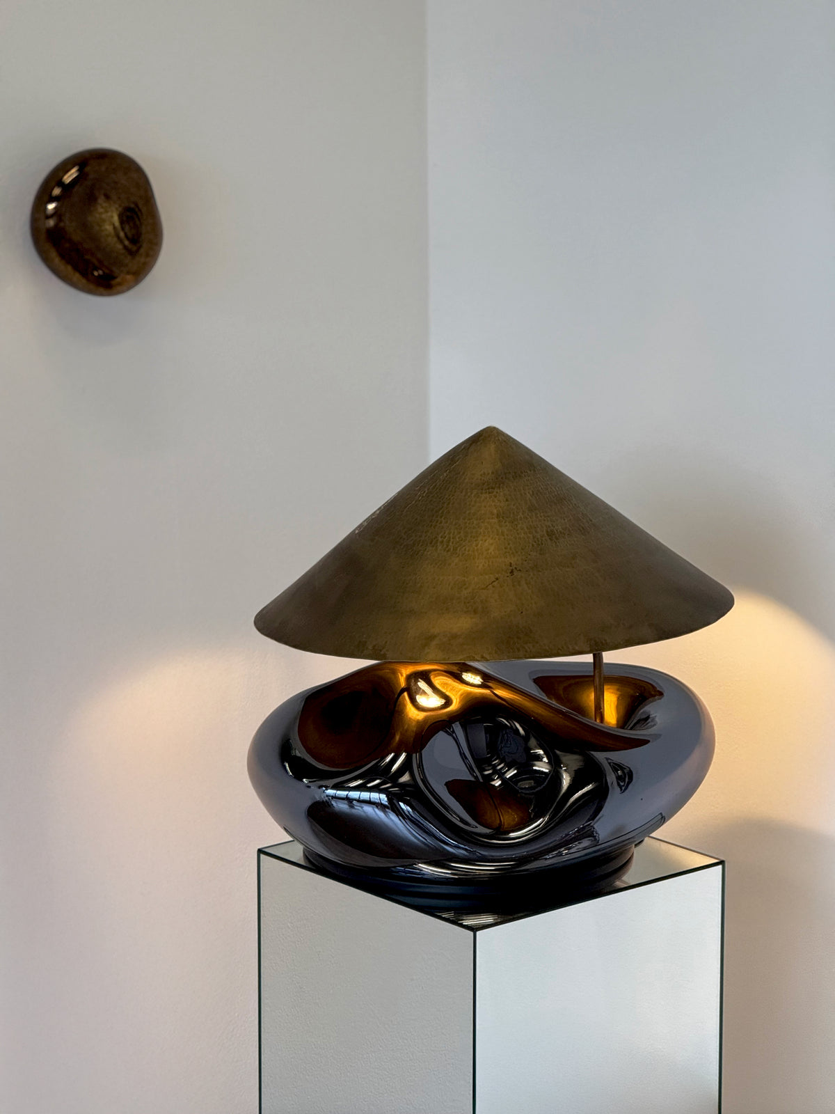 Obsidian Lamp' Table Lamp — top view showing glossy black ceramic and gold shade
