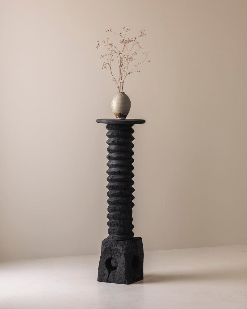 Antique French wine press screw pedestal in burned oak, 19th century. — detail view