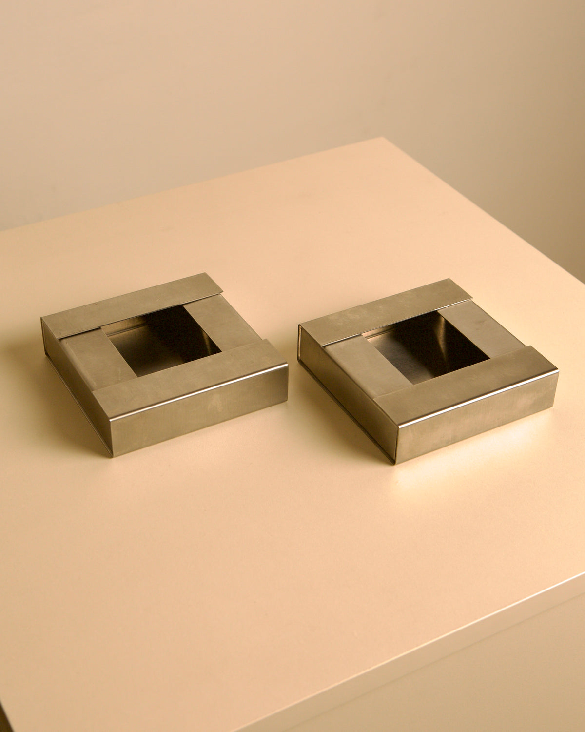 Pair of Italian brushed metal ashtrays by Fontana Arte, 1960s by Treaptyque | The Oblist