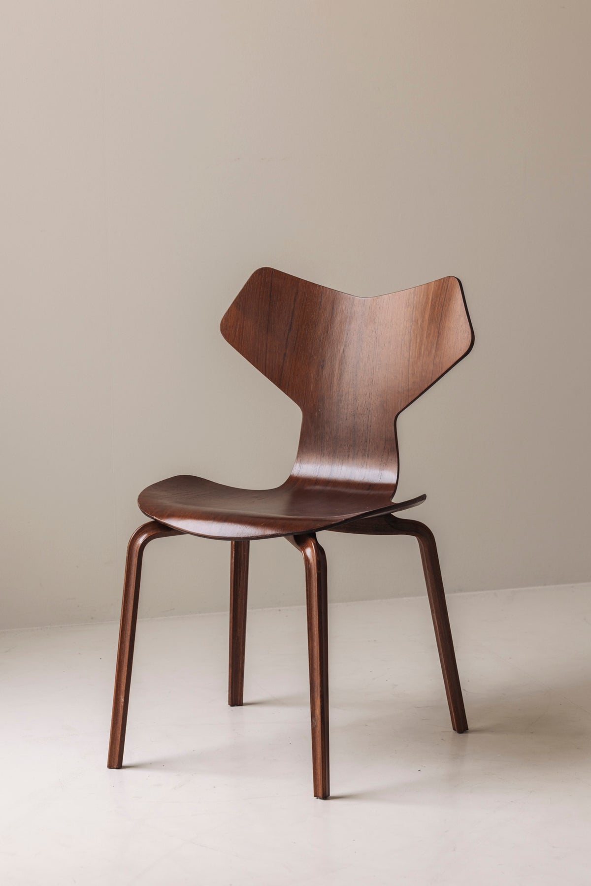 First Edition Grand Prix Chairs Model 3130 by Arne Jacobsen for Fritz Hansen, 1957 — close-up