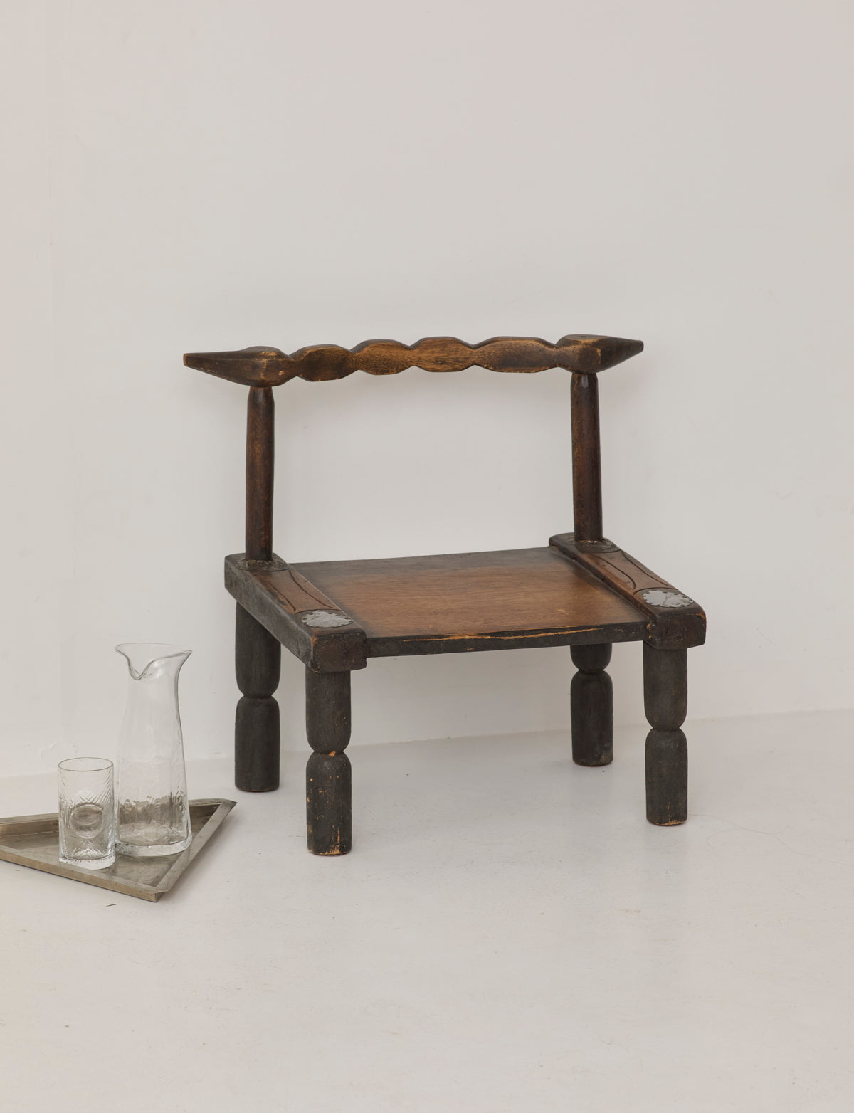 Small artisanal vintage West African chair "Baoulé" in solid wood C. 1960 — detail view