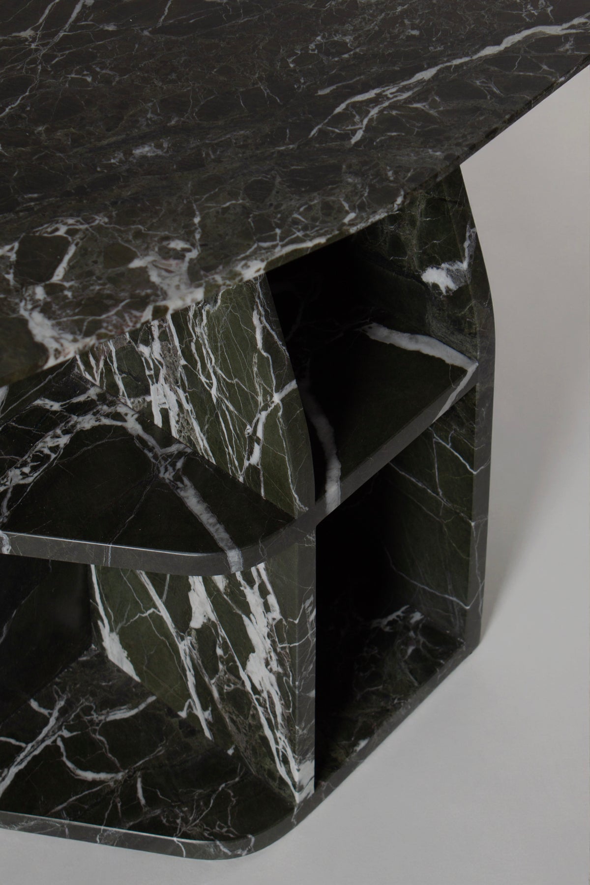 MATERA Side table in marble Verde Lepanto — close-up