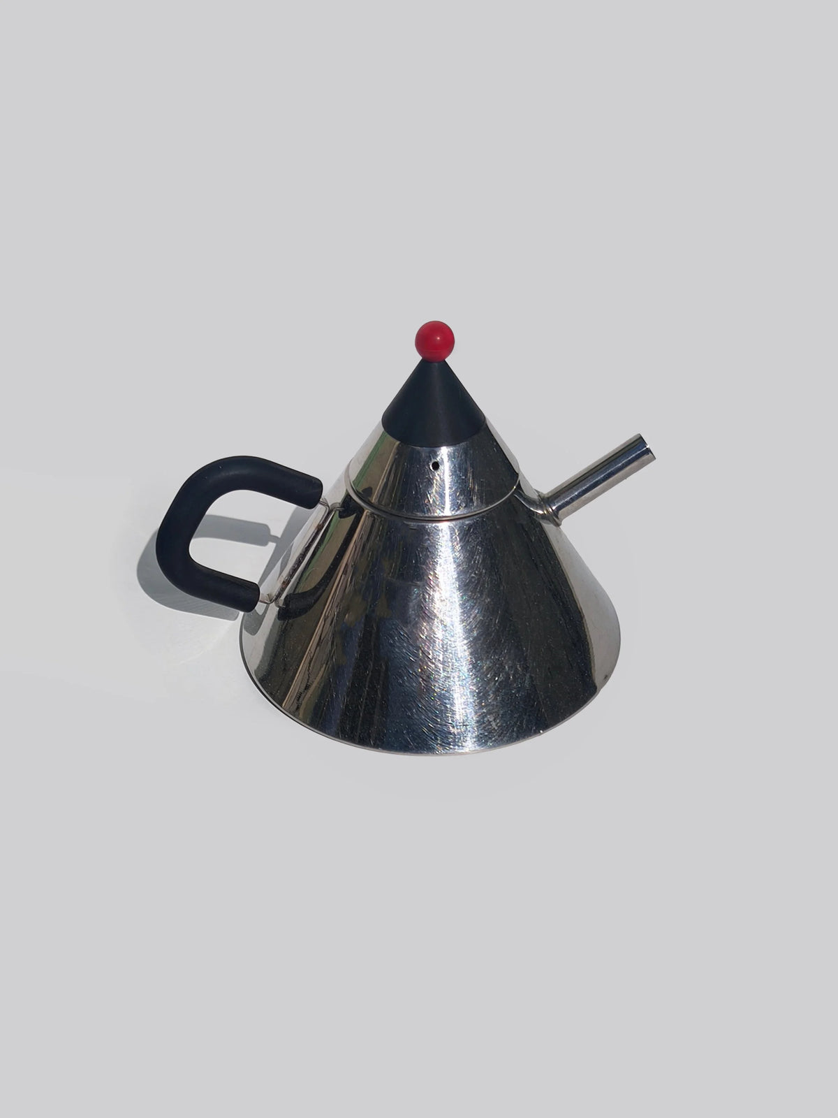Conic 80's Memphis Teapot — detail view