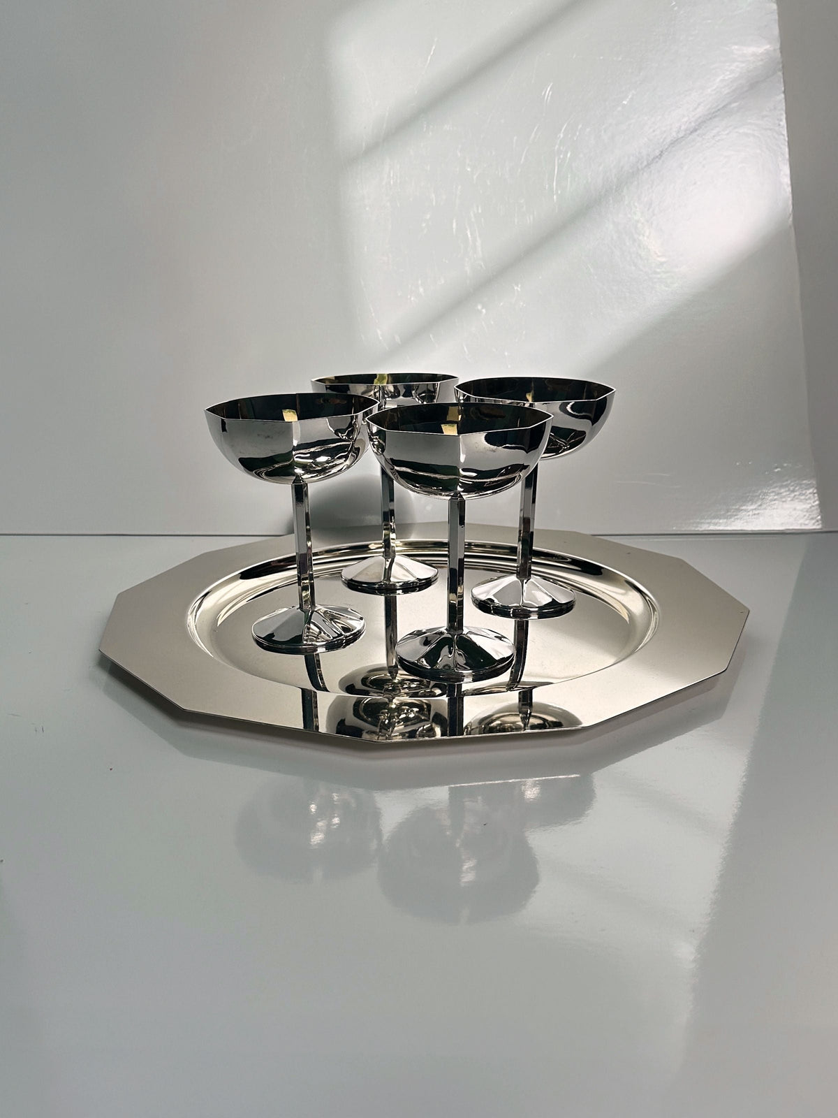 Set of four silver-plated Art Deco champagne coupes on matching tray