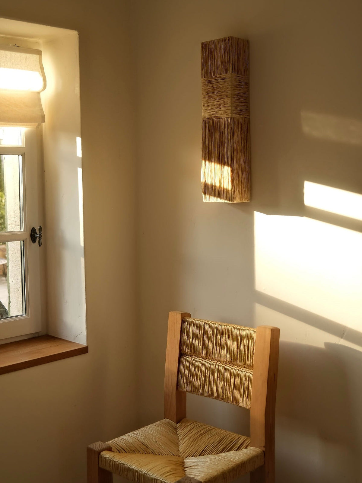 "Eliane" Wall Sconce in raffia — lifestyle setting