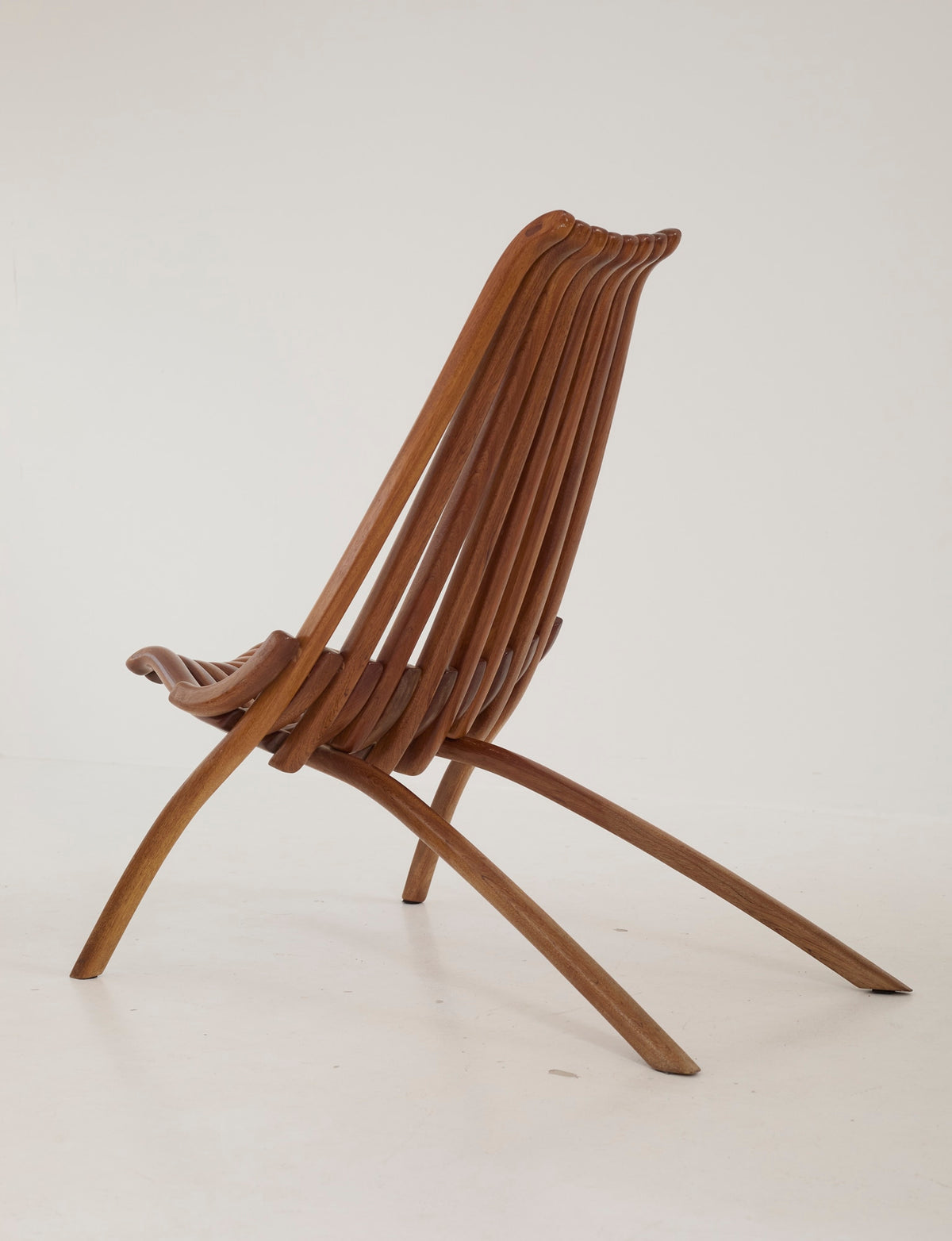 Vintage Artisanal Foldable Lounge Chair in Wood — side view showing curved wooden slats