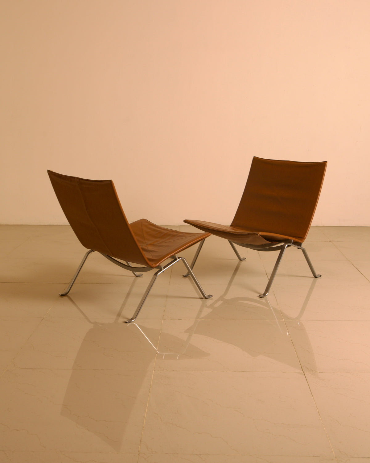 PK22 Cognac Leather Lounge Chair Pair by Poul Kjærholm, E. Kold Christensen, 1960s — close-up