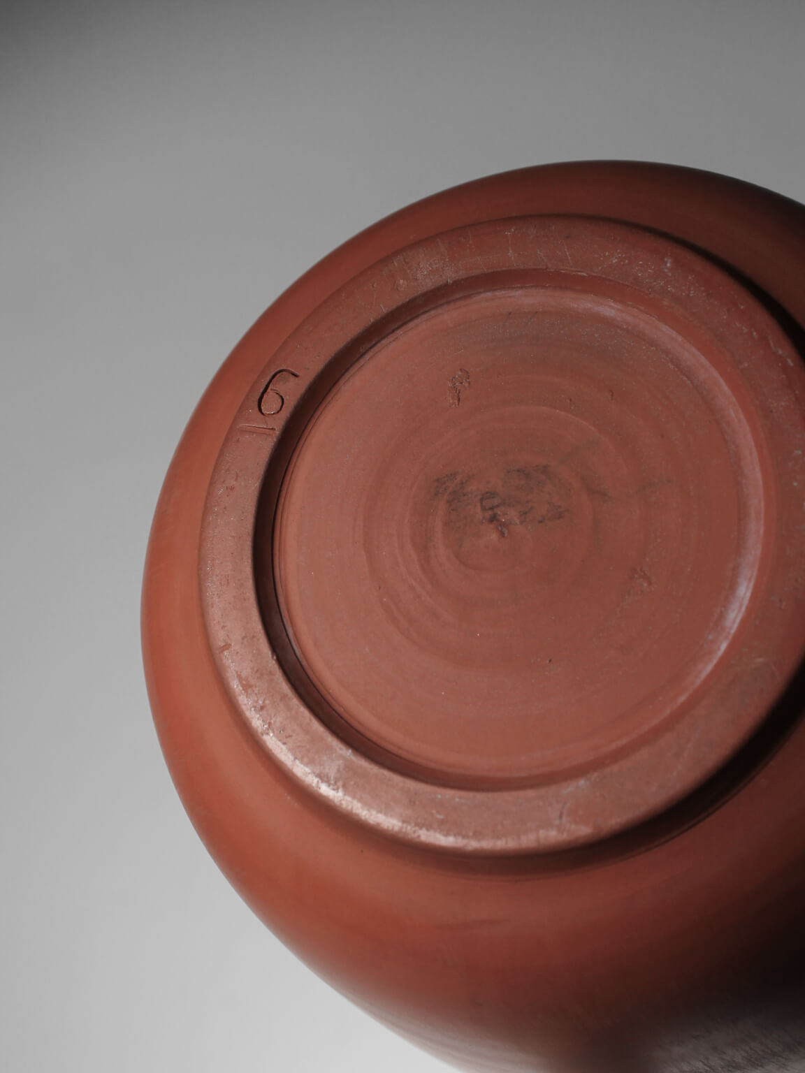 Joep Thissen Large Sgraffito Terracotta Ceramic Vase For Loré — close-up