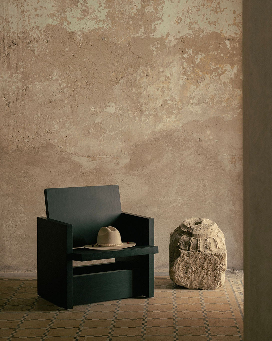 'Clavijero' Lounge Chair | Black Oak — close-up