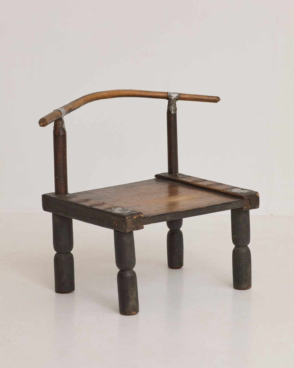 Small artisanal vintage West African chair "Baoulé" in solid wood C. 1960 by DIG IN JAPAN | The Oblist