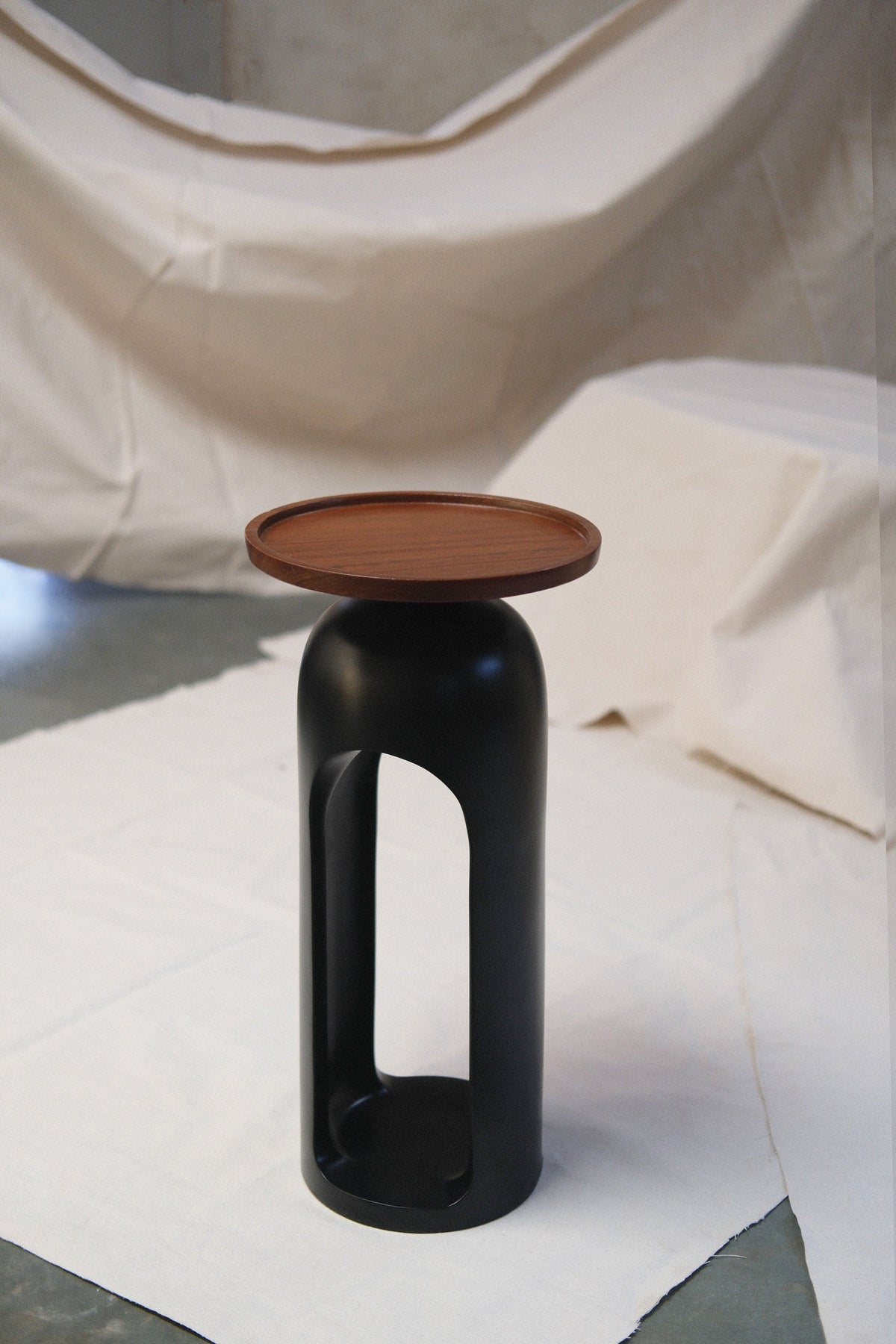 Vanta' Side Table — close-up of black base with wooden top