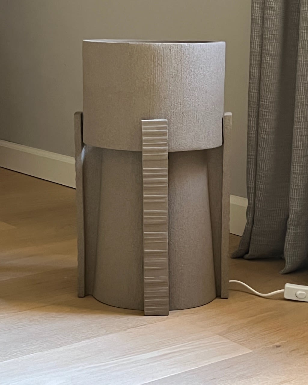 Ceramic table lamp with ribbed beige strap detail and textured finish