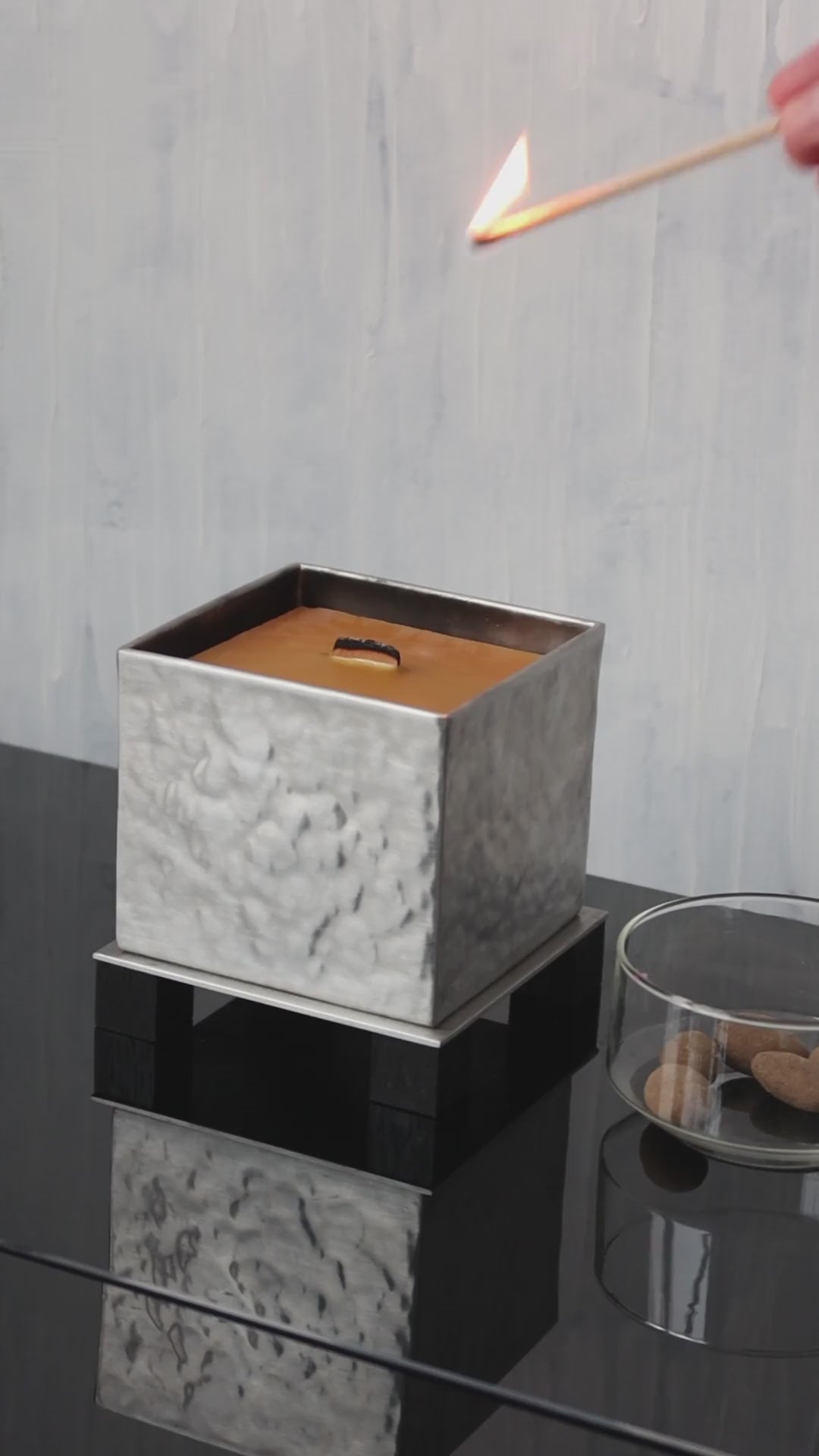 Minimalistic Candle Holder M with candle - Yuma Collection - Video