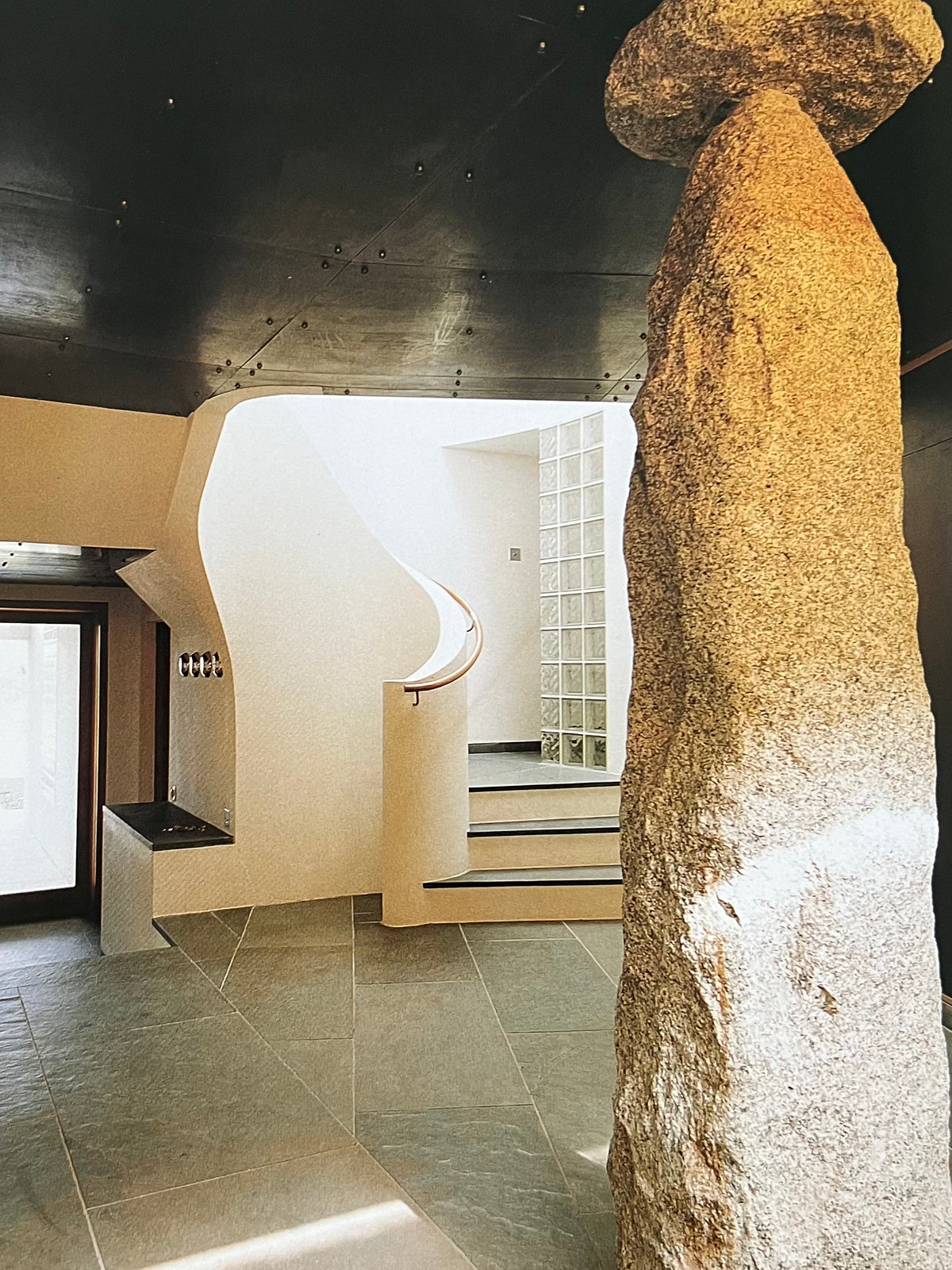 Country and Modern: Contemporary Interiors for Rural Settings - Decoration Book — in context