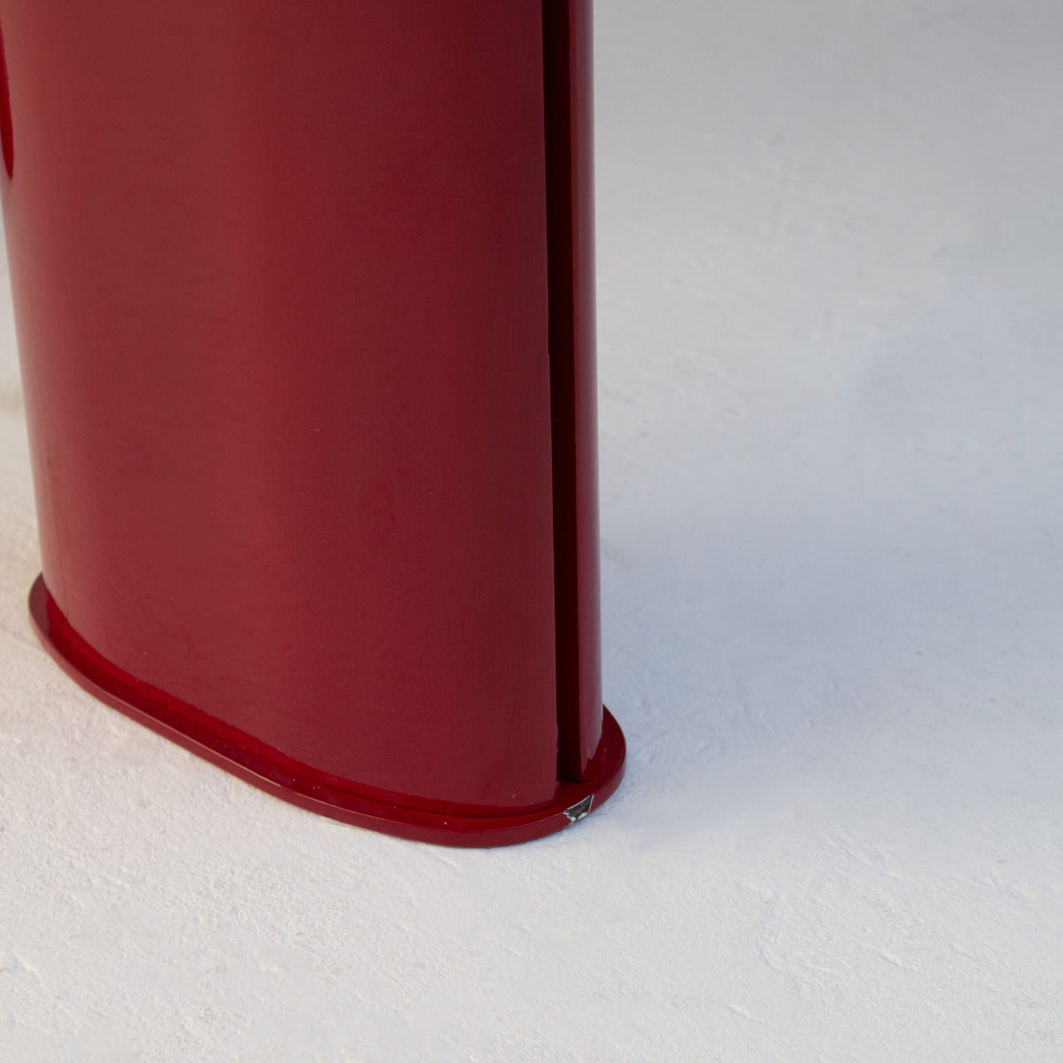 Red Lacquered Dining Table in Wood and Metal — close-up of red lacquered leg detail