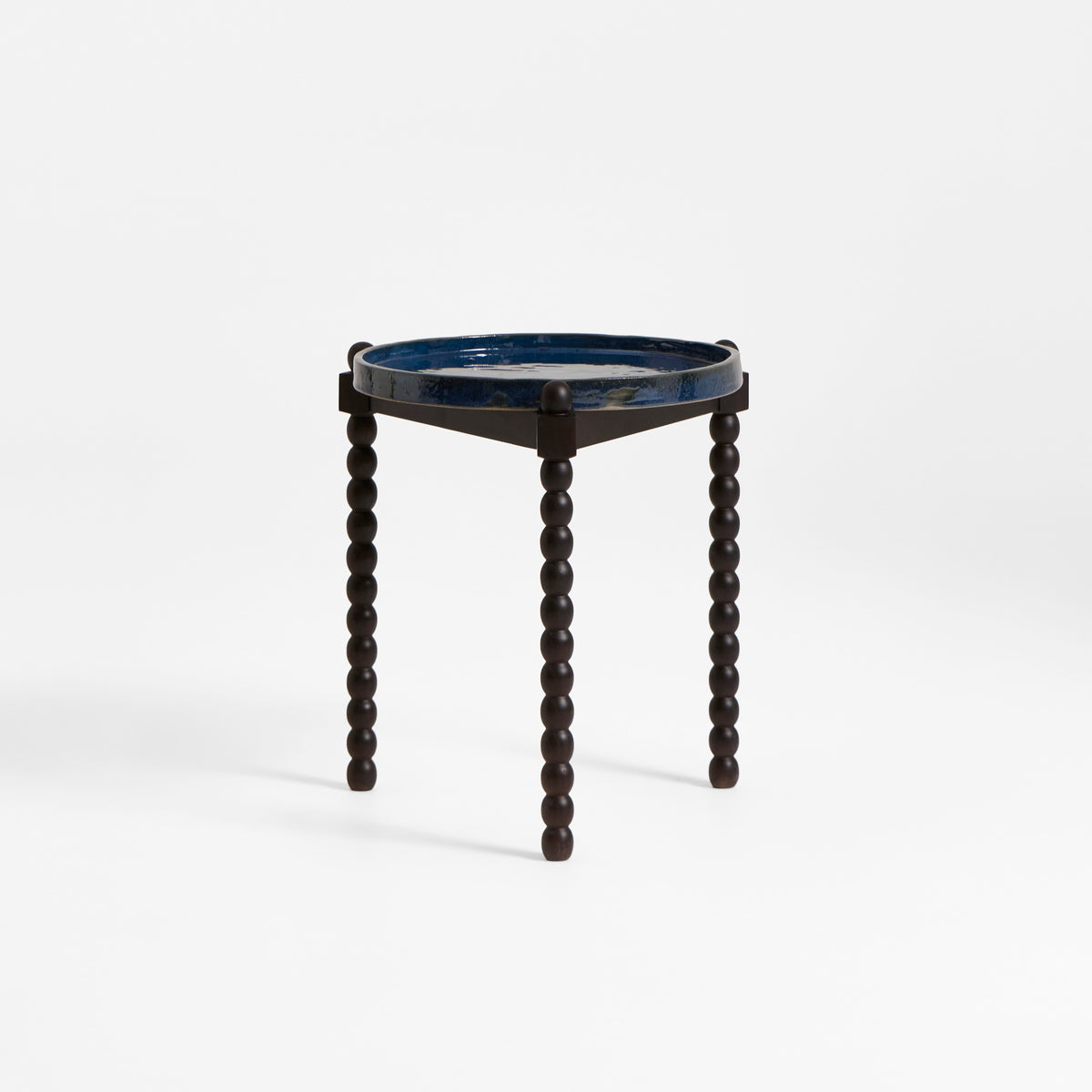 Bolha Tray Table — side view with dark wooden legs and blue tray