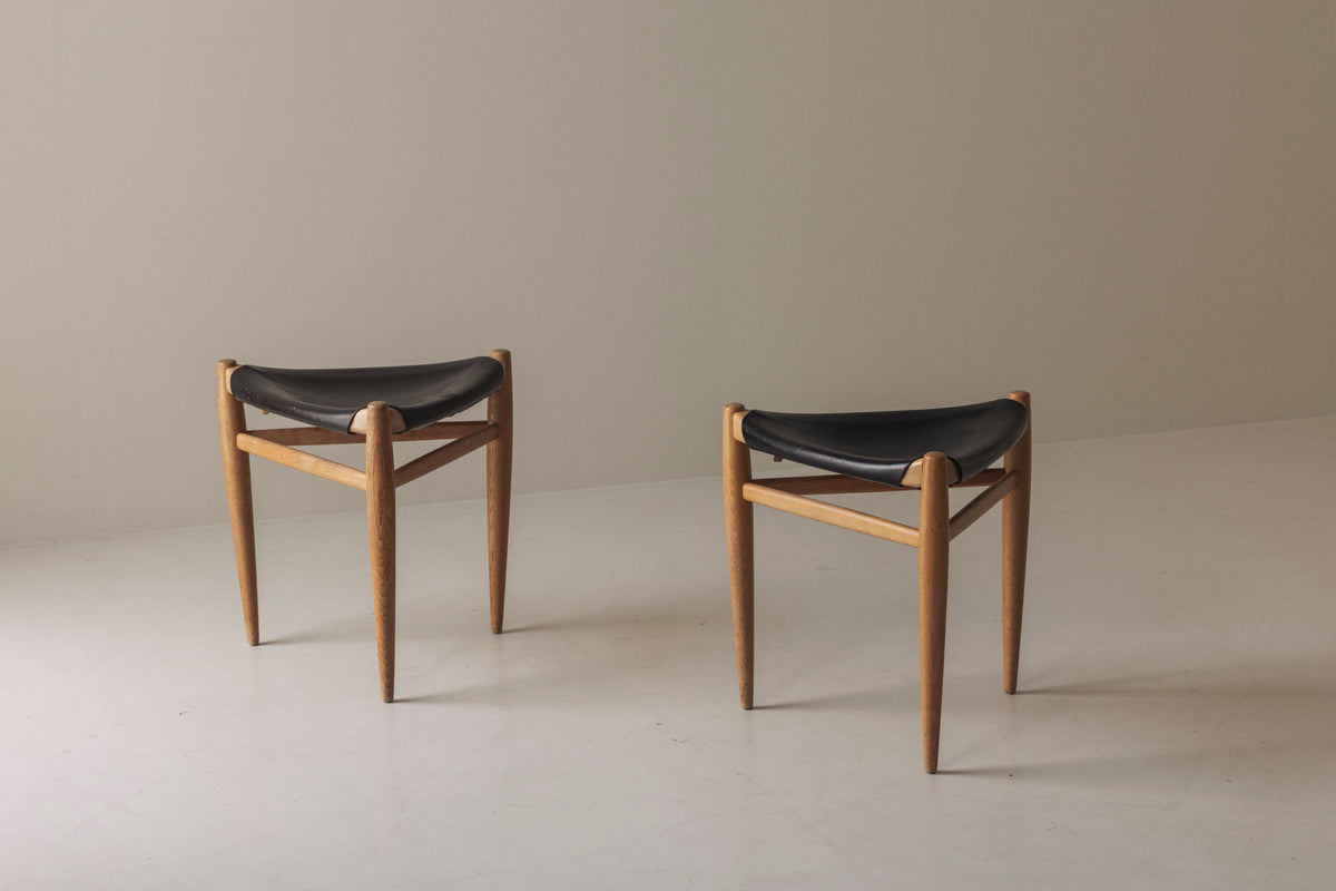 Rare Tripod Stool in Leather by Uno & Östen Kristiansson for Luxus, Sweden 1960s — close-up