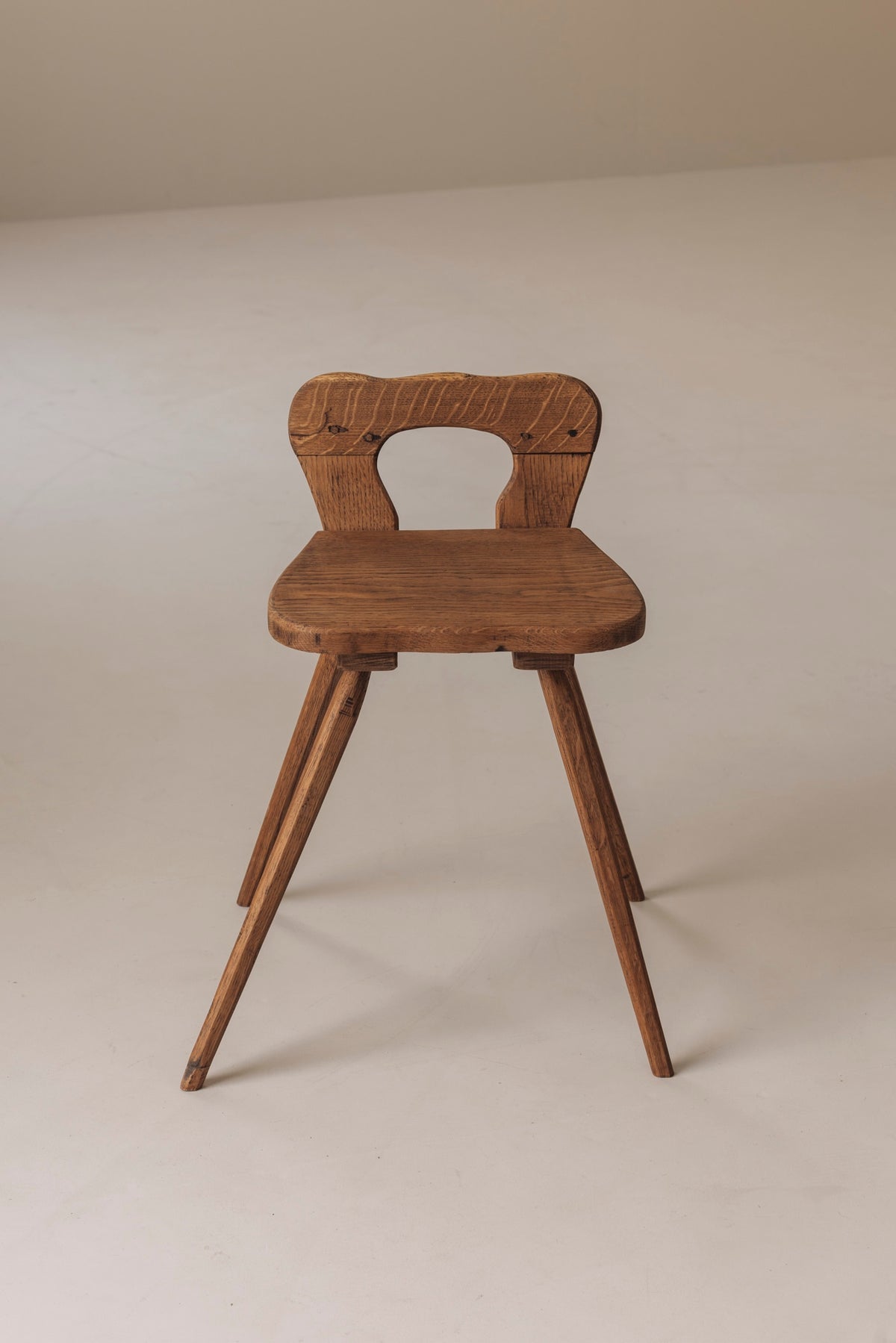 Sculptural pair of French solid oak side chairs from the 1950s — view 9