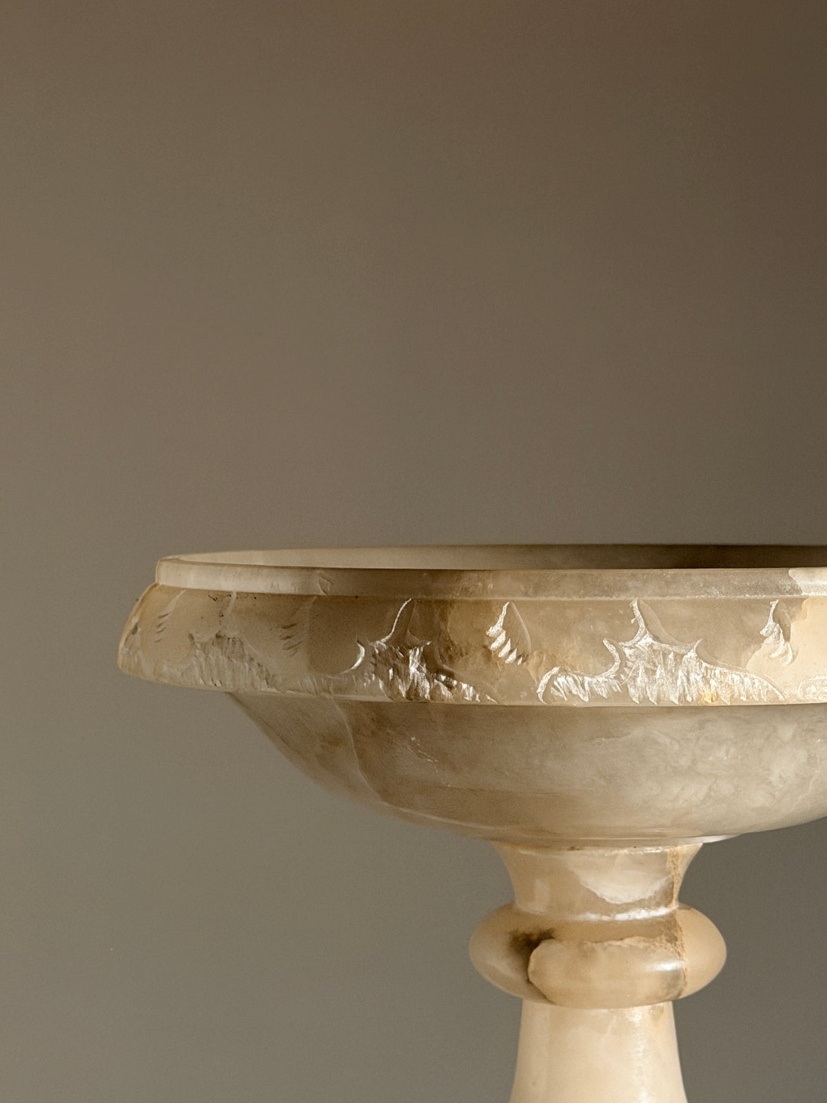 Large Art Deco alabaster bowl, France, circa 1930 — detail view