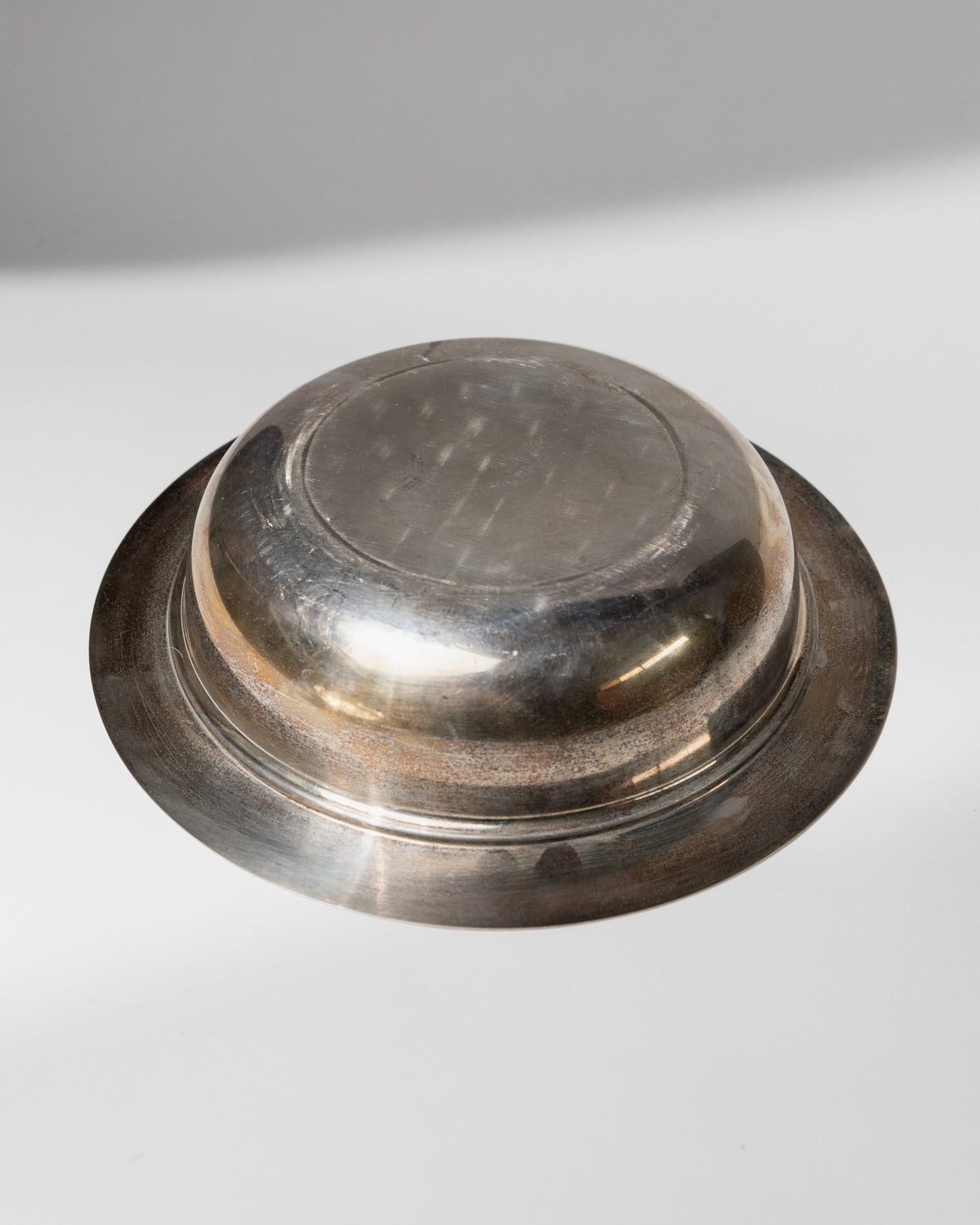 Bottom view of 1940s silver plated bowl with lid showing base detail
