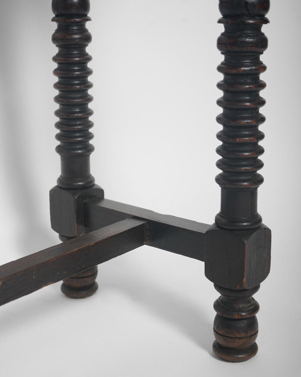 Spanish turned ebonised wood table console, 19th c. — side angle highlighting turned wooden legs
