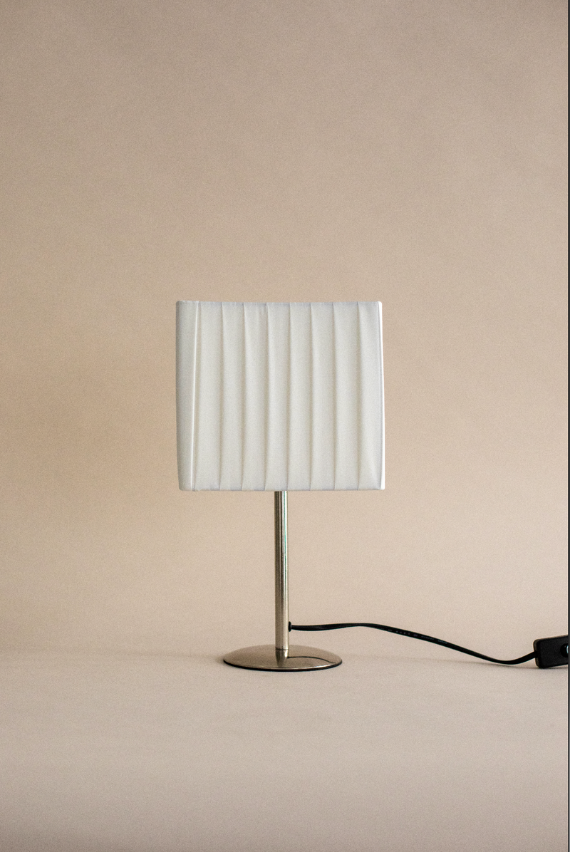Faro white pleated table lamp with chrome base by SÒLER