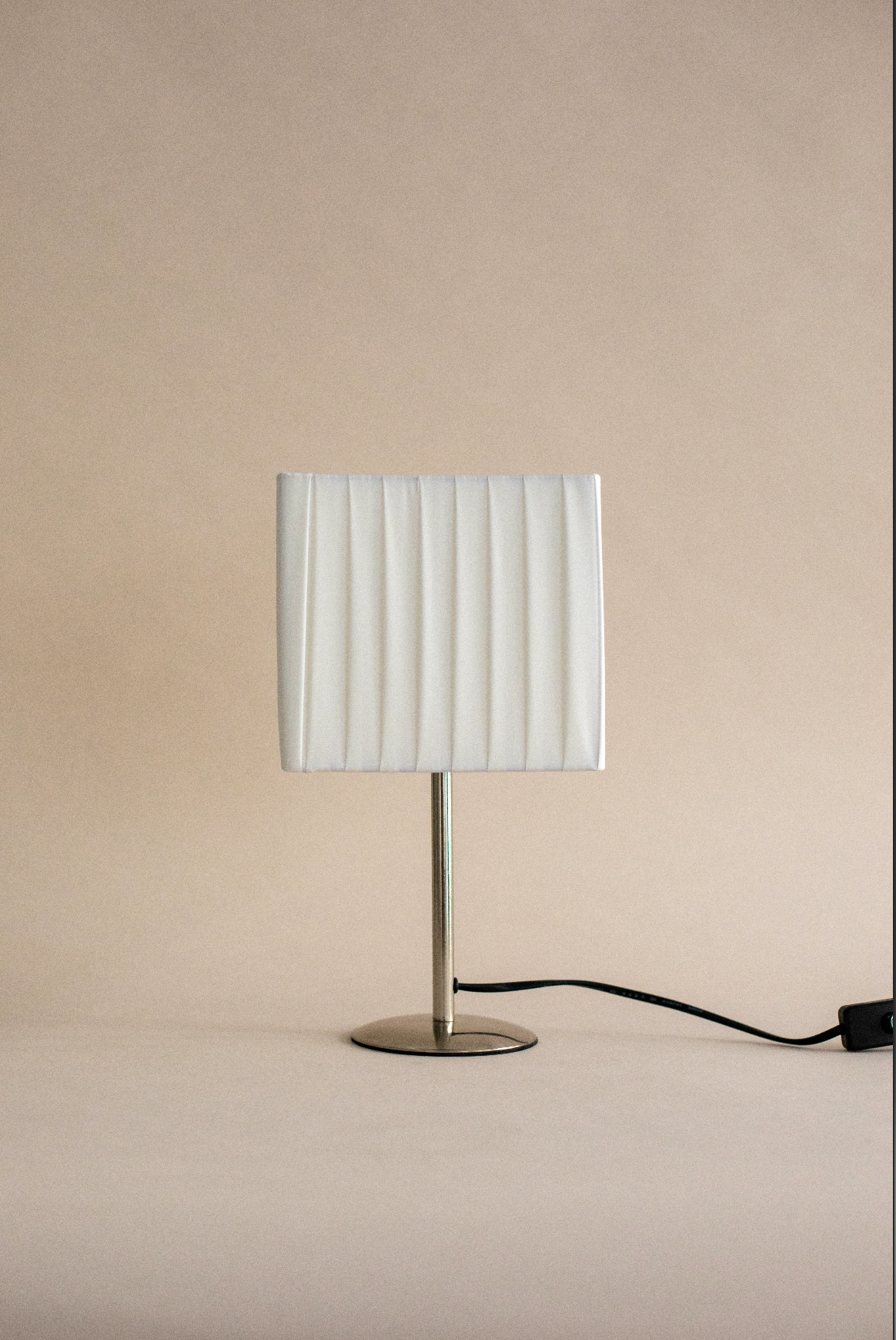 Faro white pleated table lamp with chrome base by SÒLER