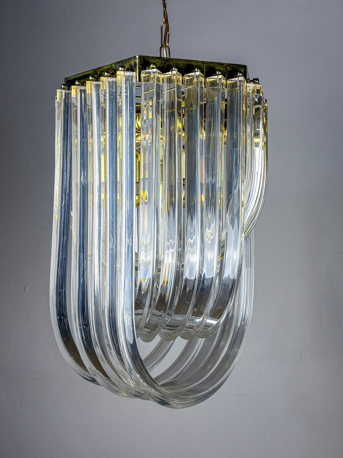 Long Mid-Century Curved Lucite Ribbon Chandelier in Brass, Italy — detail view