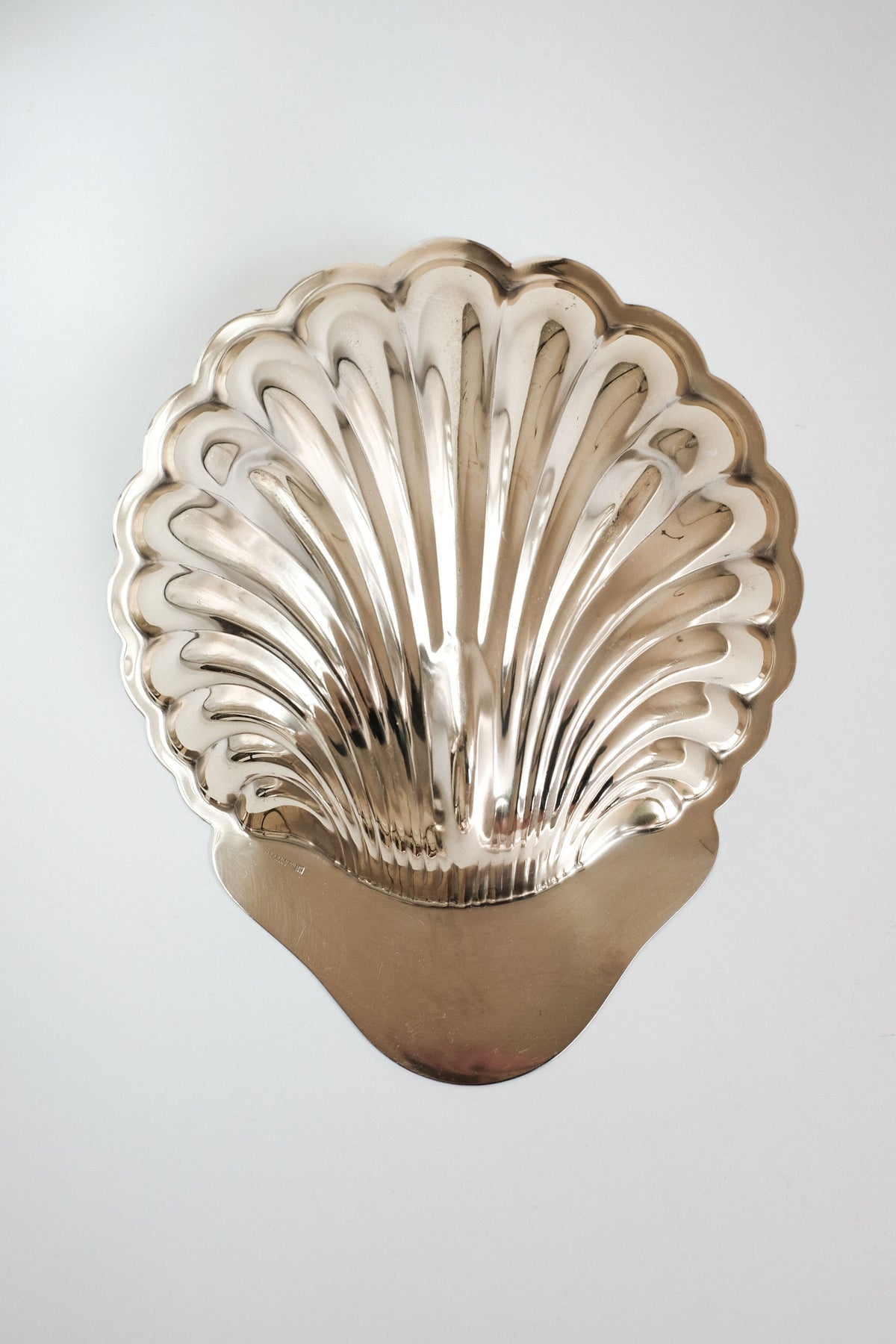 Medium Shell Shaped Vide-poches — top view of polished metal texture