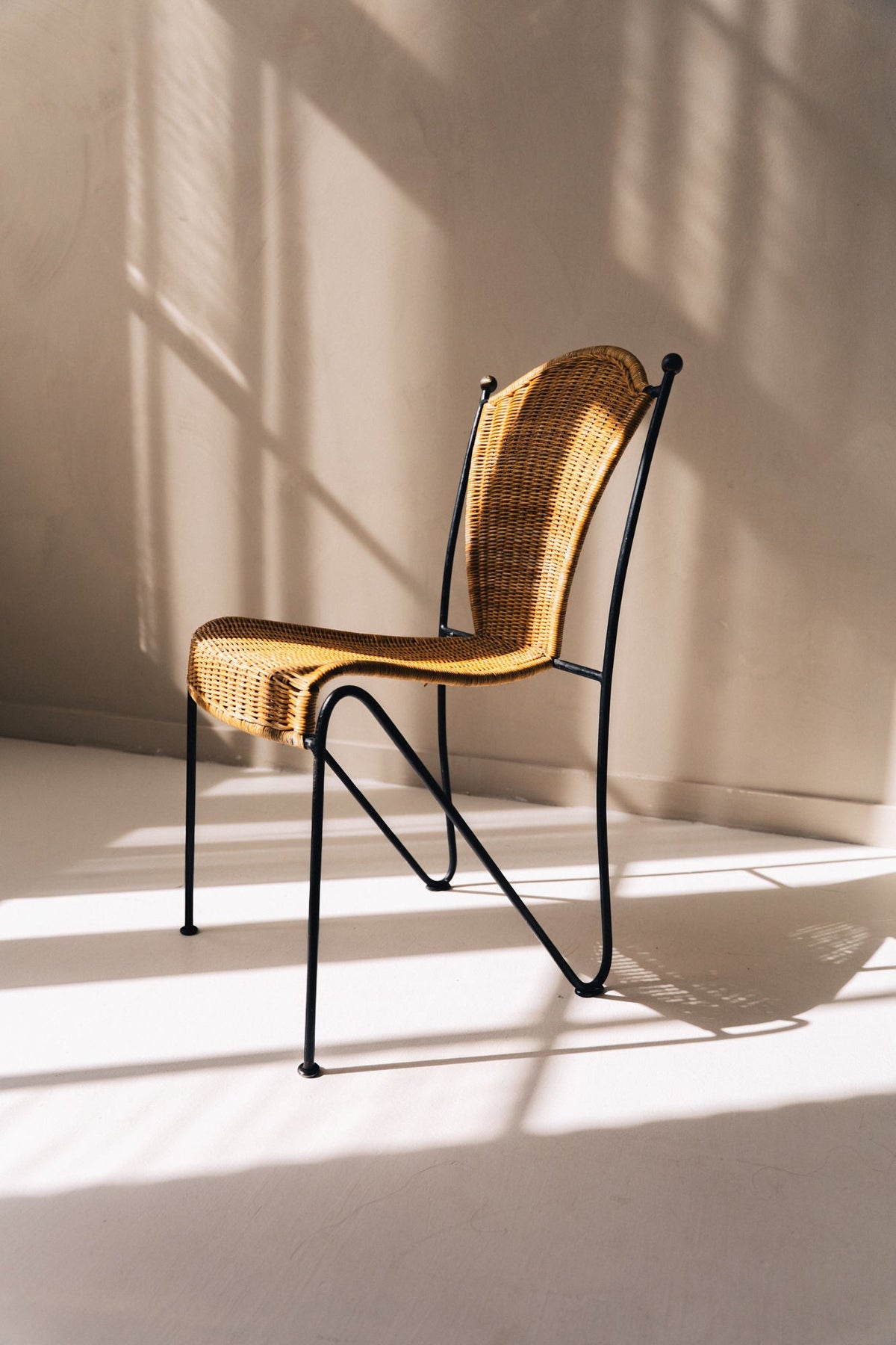 Frederic Weinberg wicker chair with black iron frame, 1950s detail