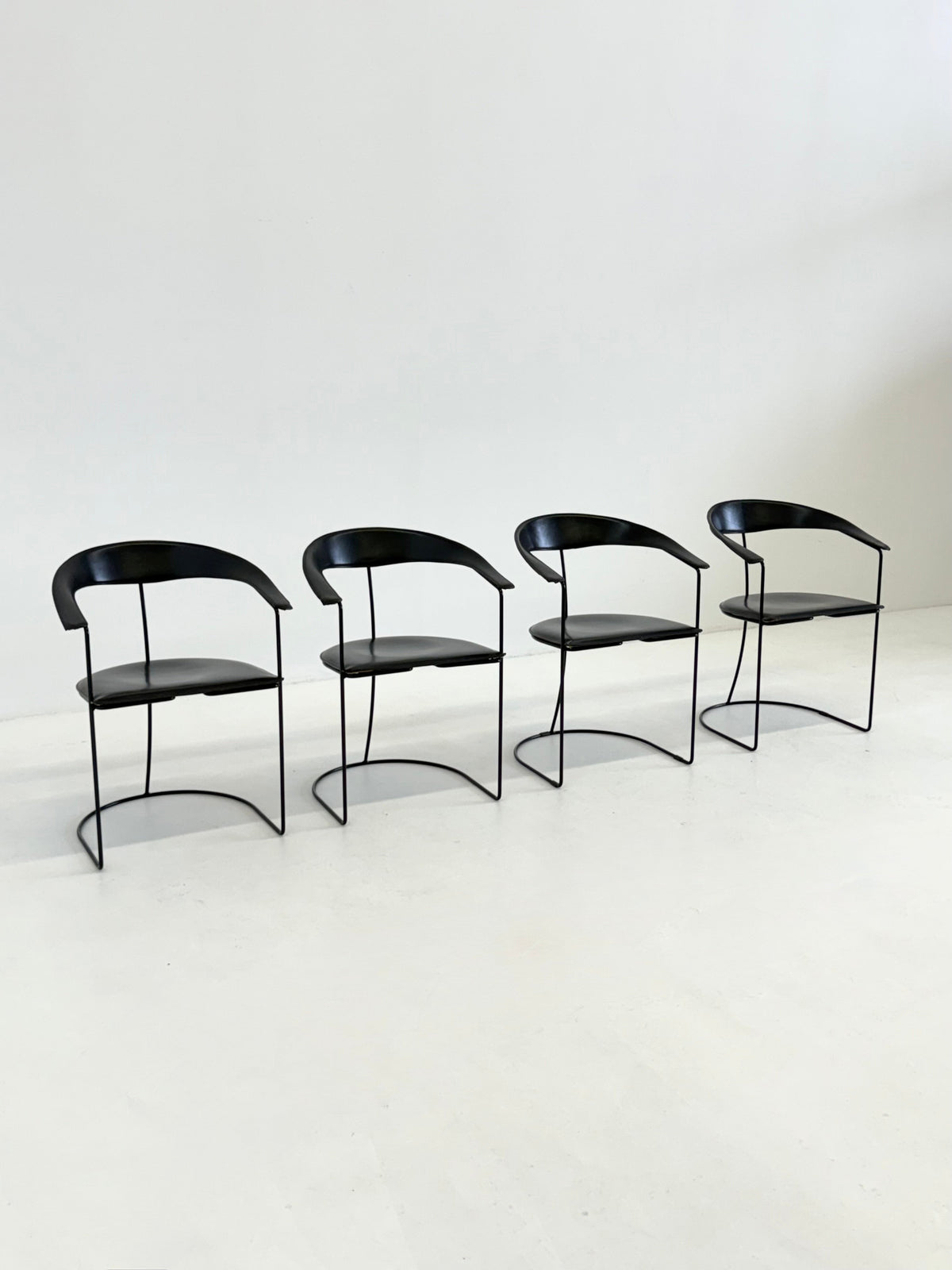 Set of 8 Vintage Arrben Ursala dining chairs in black leather — additional view