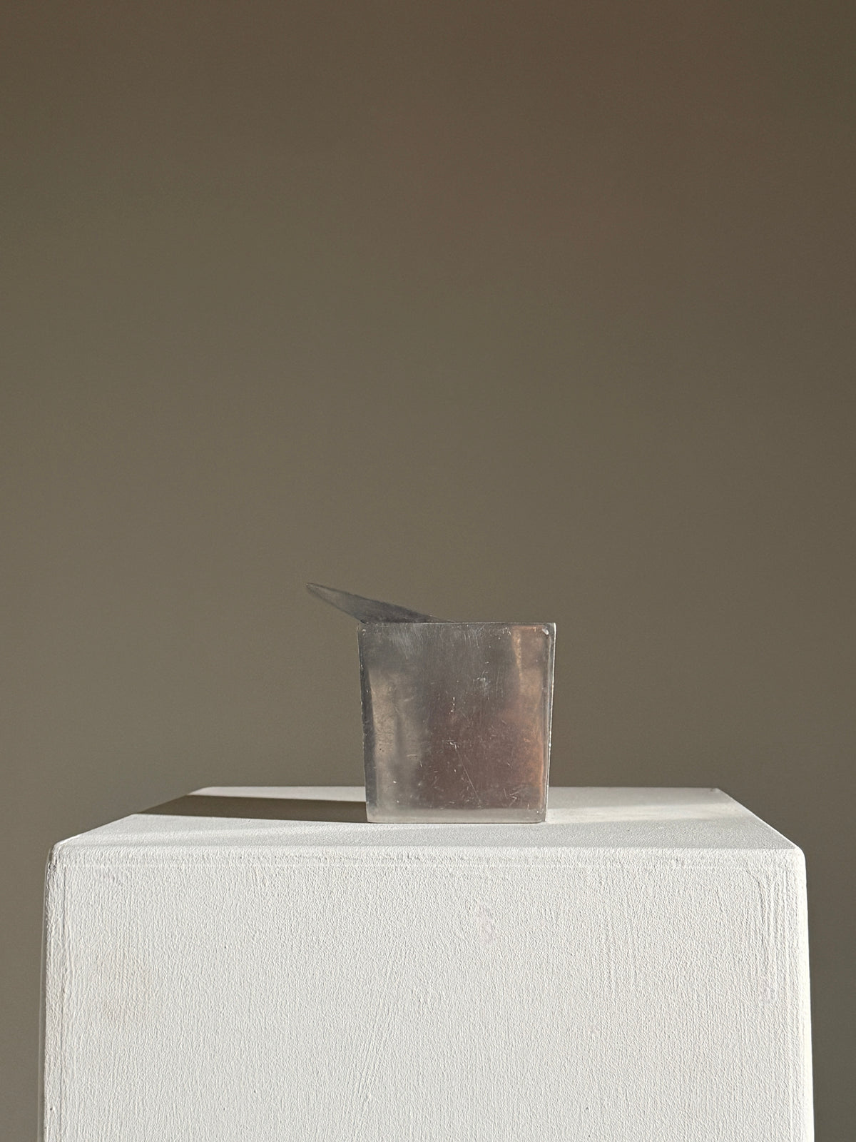 "Ray Hollis” ashtray designed by Philippe Starck in 1985 — in context