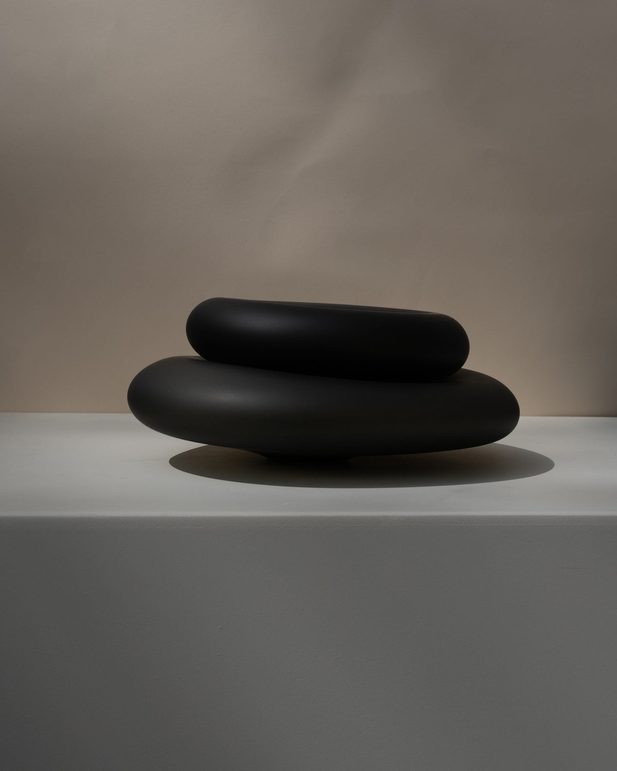 Glass Sculptures SEAGLASS | color midnight black — close-up of smooth glass surface