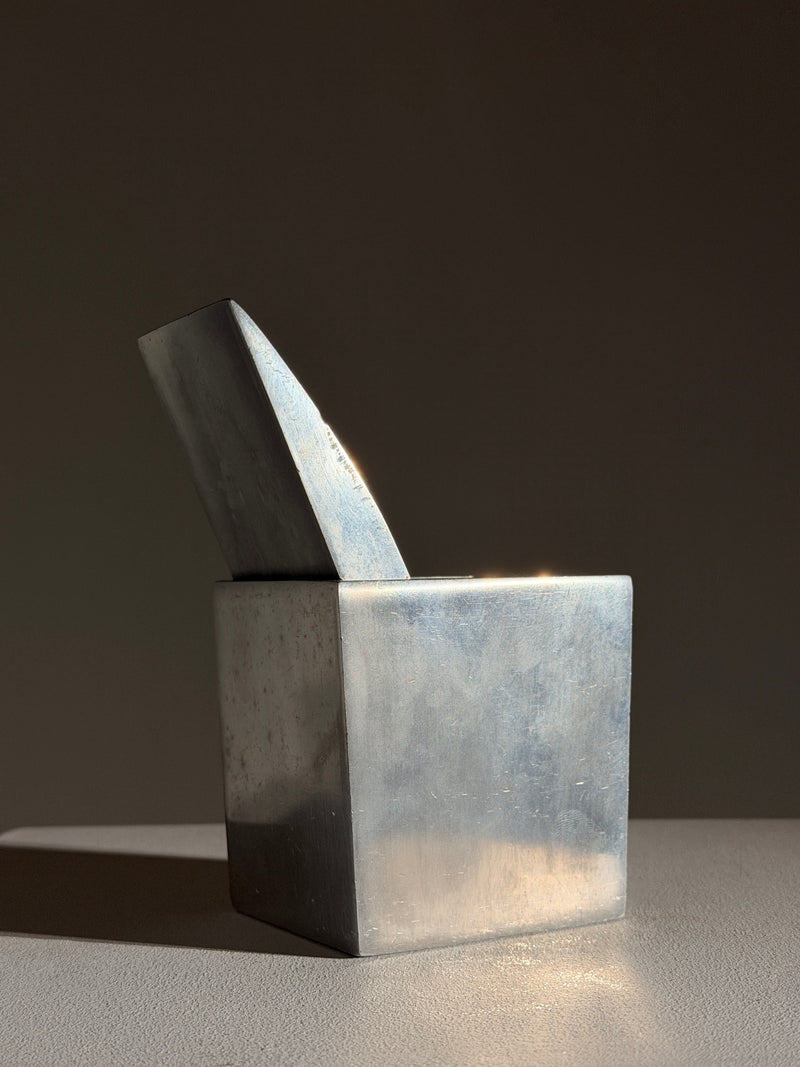 "Ray Hollis” ashtray designed by Philippe Starck in 1985 by Figuresdesign | The Oblist