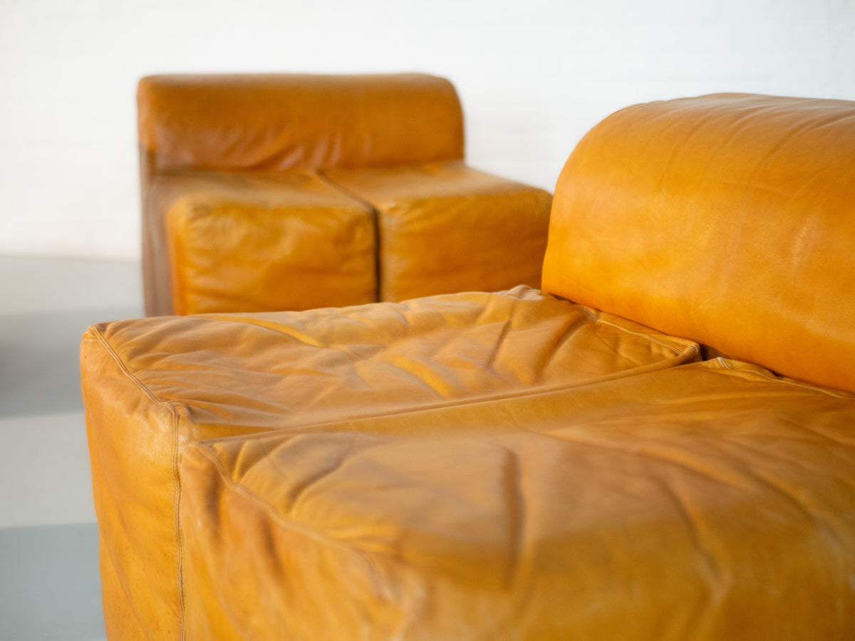 Close-up detail of tan leather Ipercubo 200 sofa cushioning