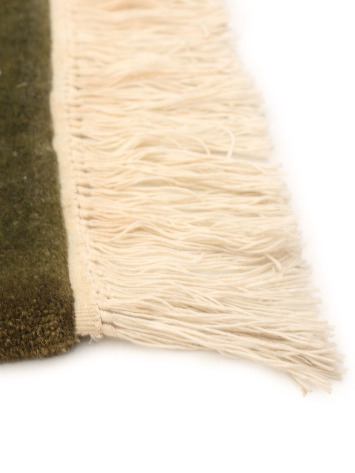 Morris Rug in Nazm 274 x 369 cm — side angle showing fringe detail