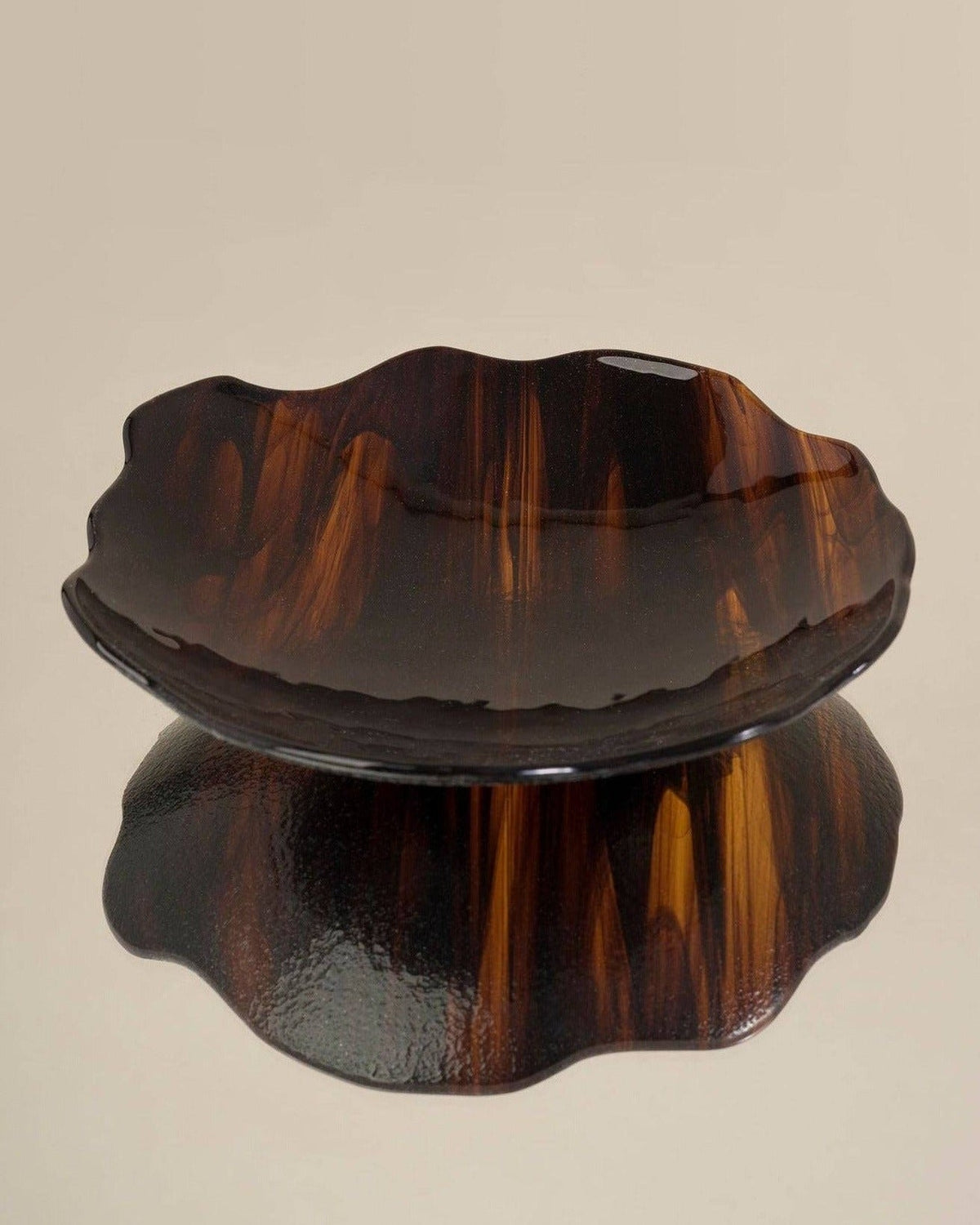 Tortoiseshell amber glass plate with wavy edges, Los Objetos Decorativos
