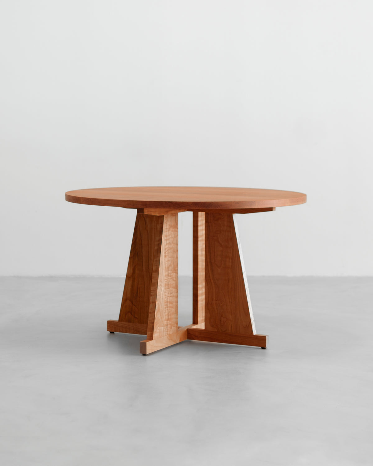 Lola Table Round — side angle